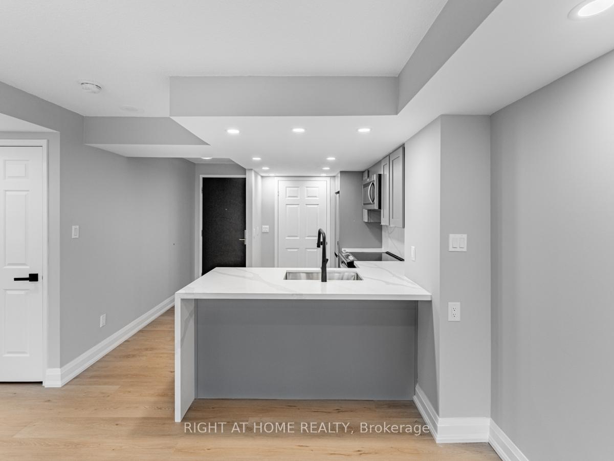 1 Bedroom Condo at 55 Kingsbridge Garden,  Mississauga For sale