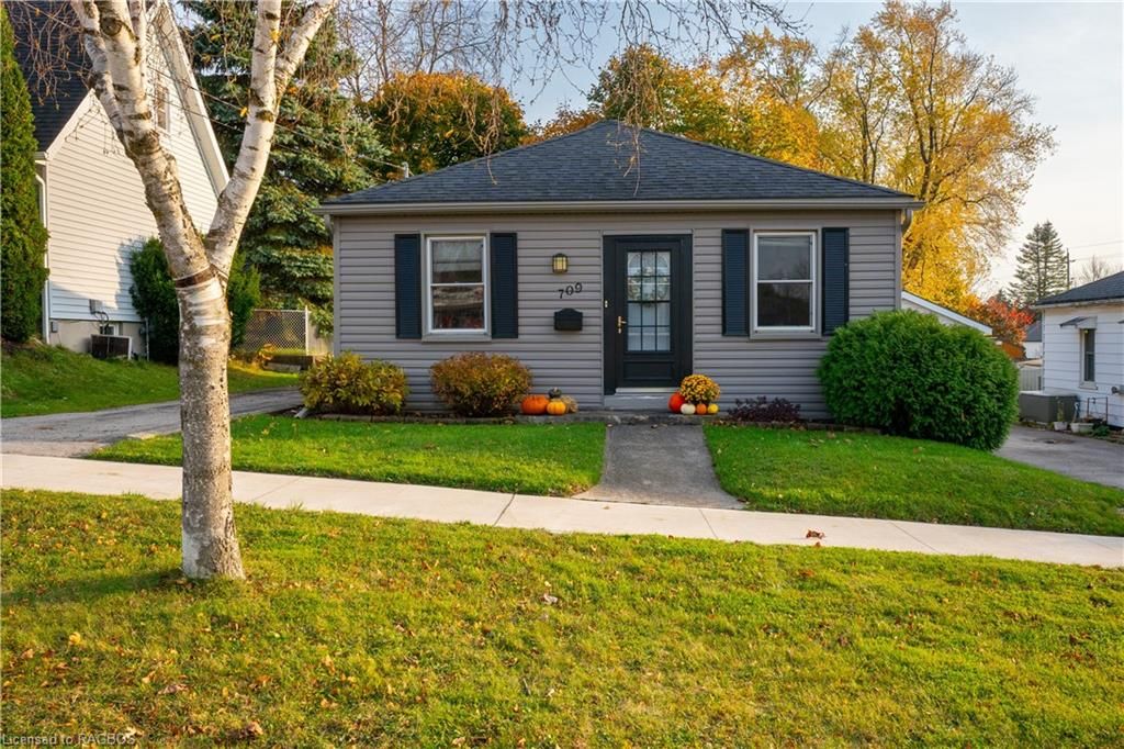 709 6th Street E - FRONT