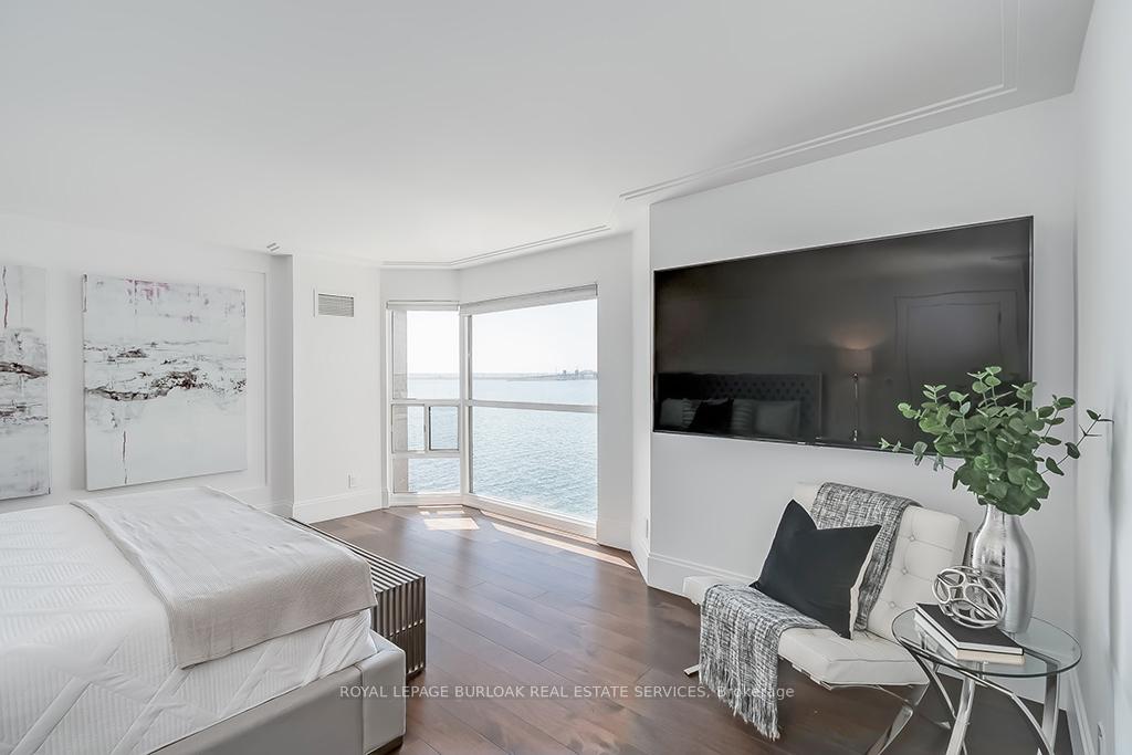 2 Bedrooms Condo at 2190 Lakeshore, Burlington For sale