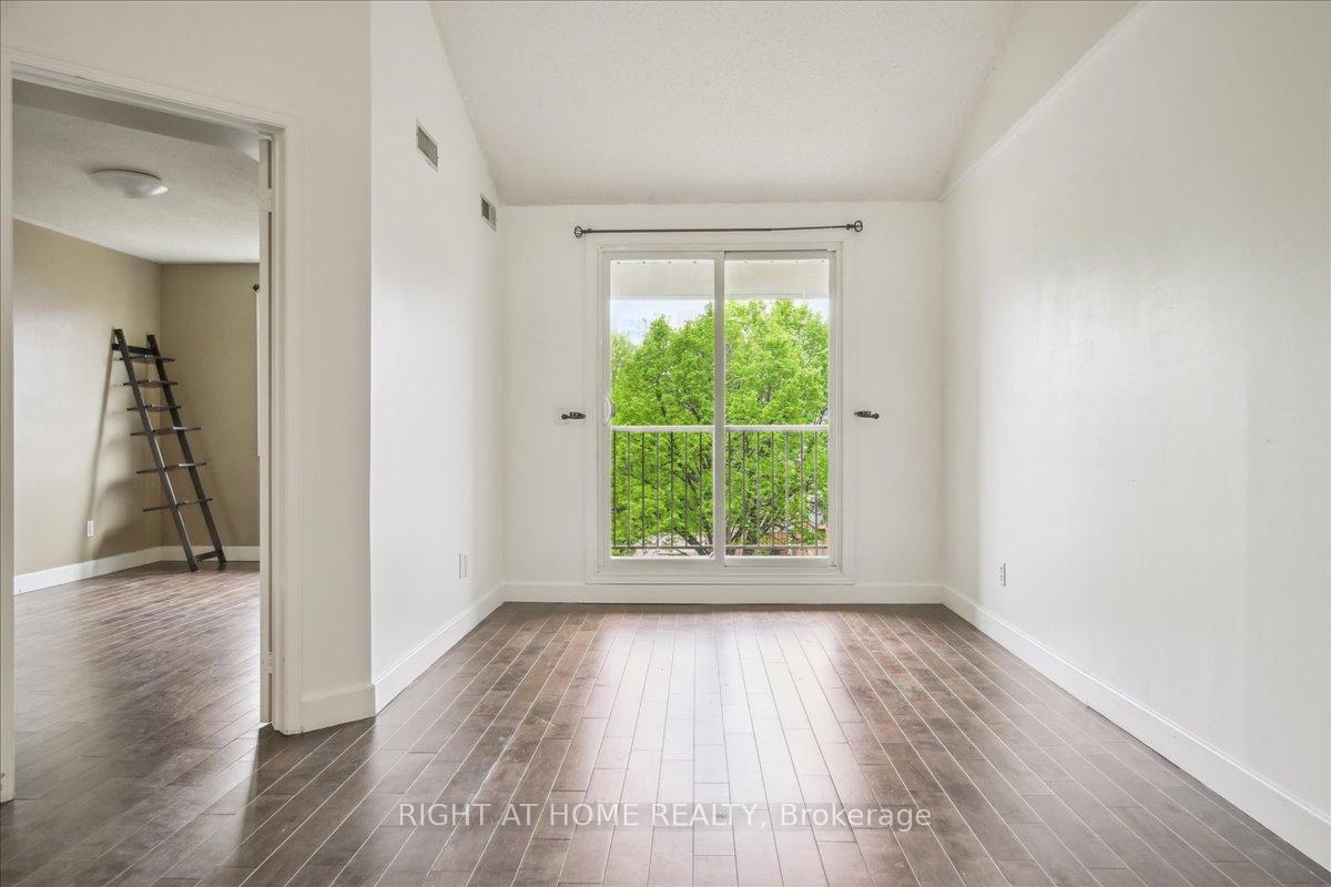 3 Bedrooms Condo at 65 Bristol, Mississauga For sale