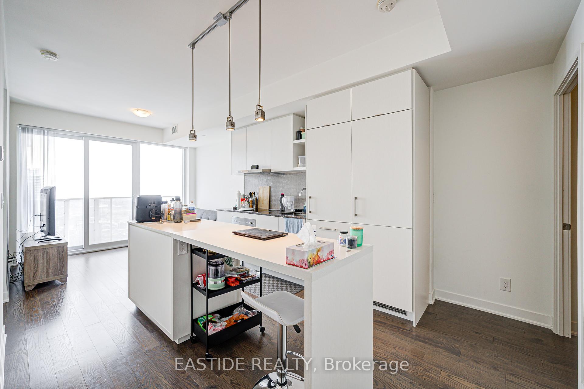 2 Bedrooms Condo at 88 Harbour, Toronto For sale