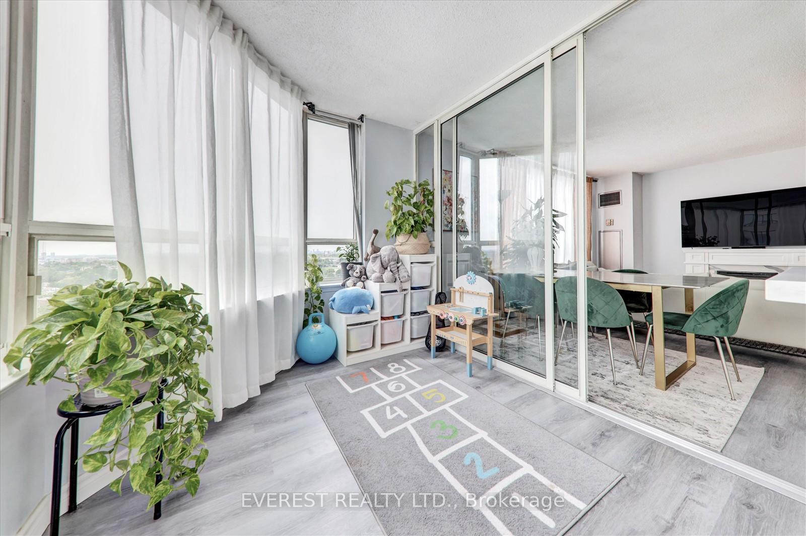 3 Bedrooms Condo at 3 Greystone Walk, Toronto For sale