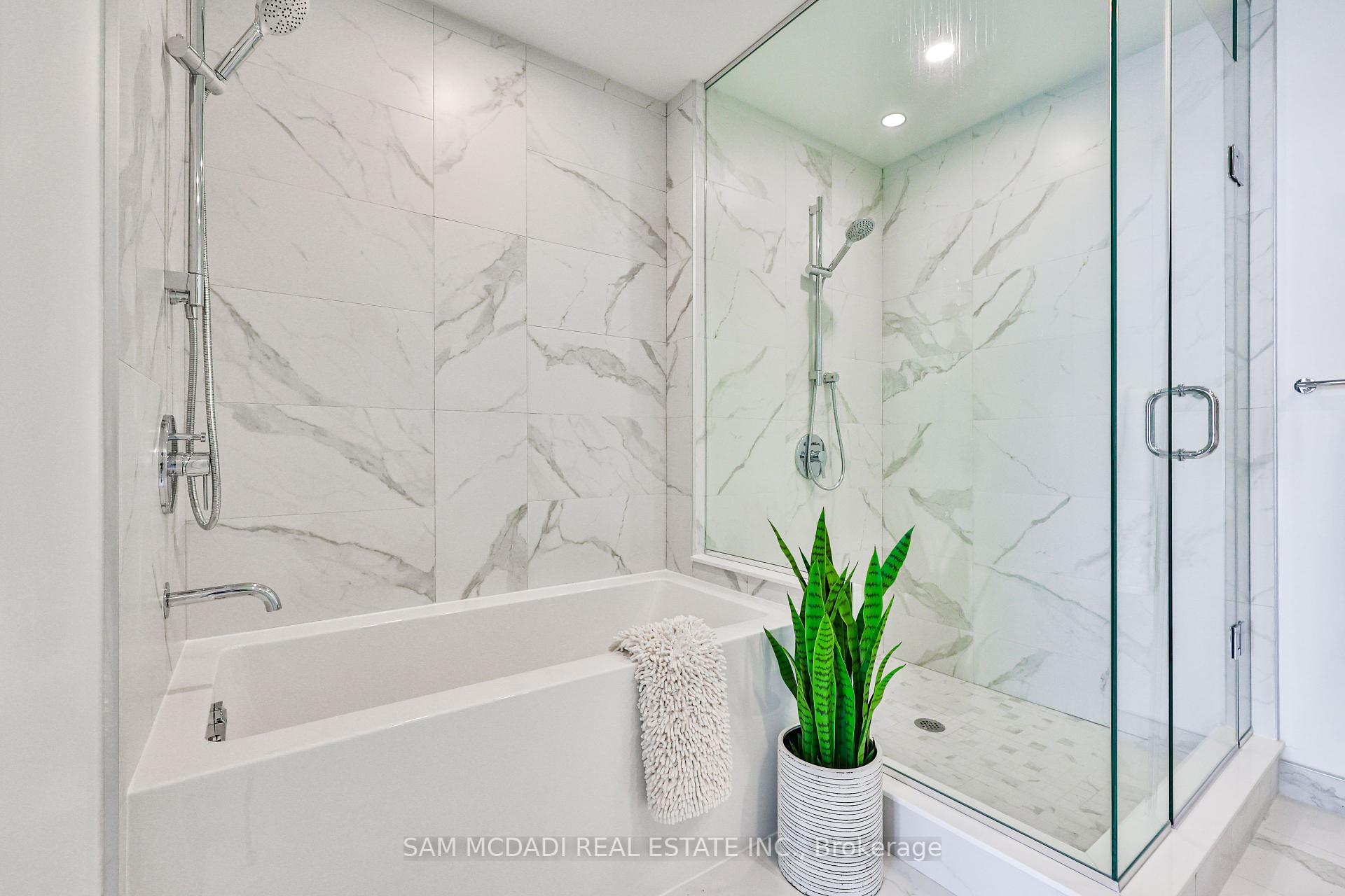 3 Bedrooms Condo at 370 Martha, Burlington For sale