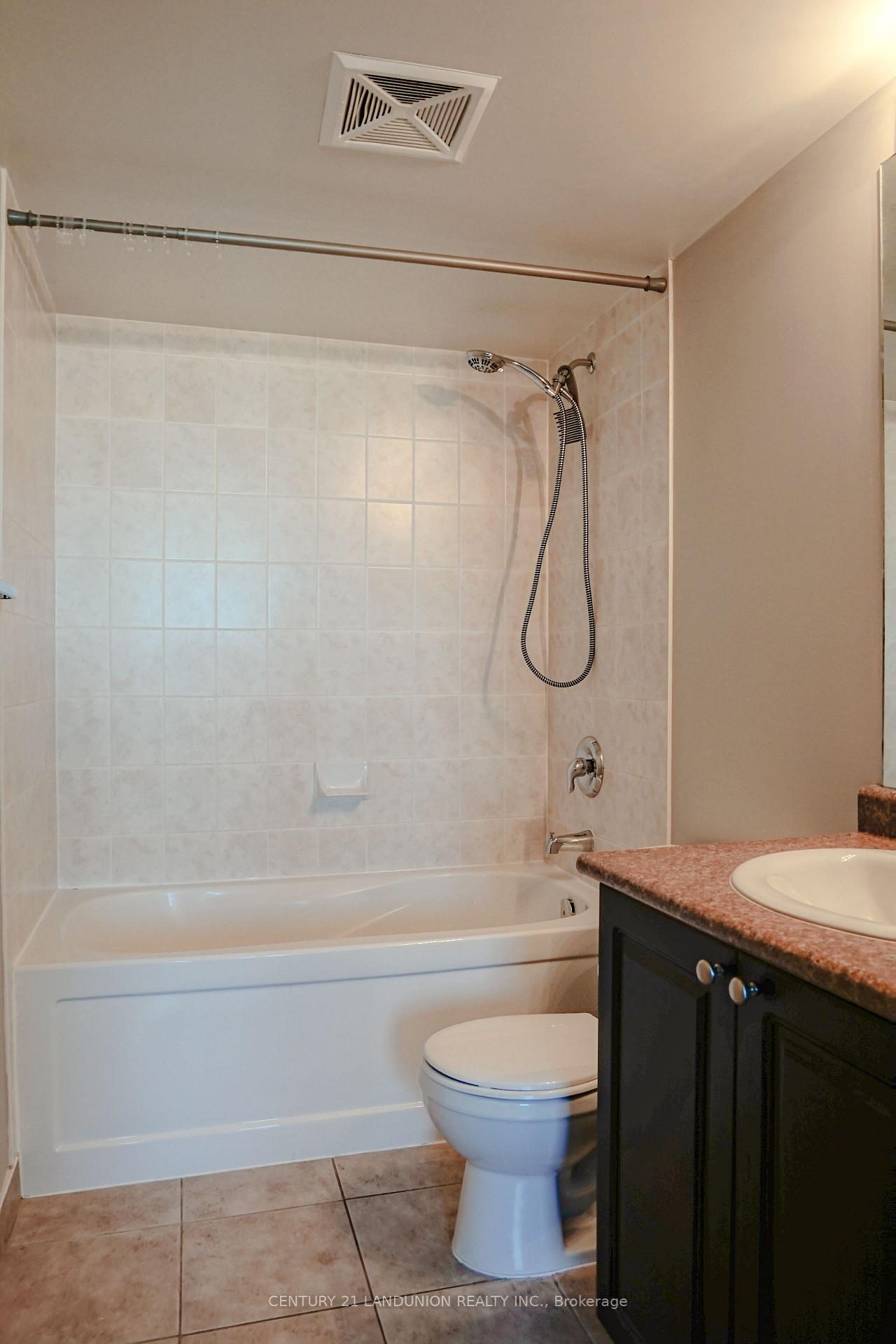 2 Bedrooms Condo at 208 Enfield, Mississauga For sale