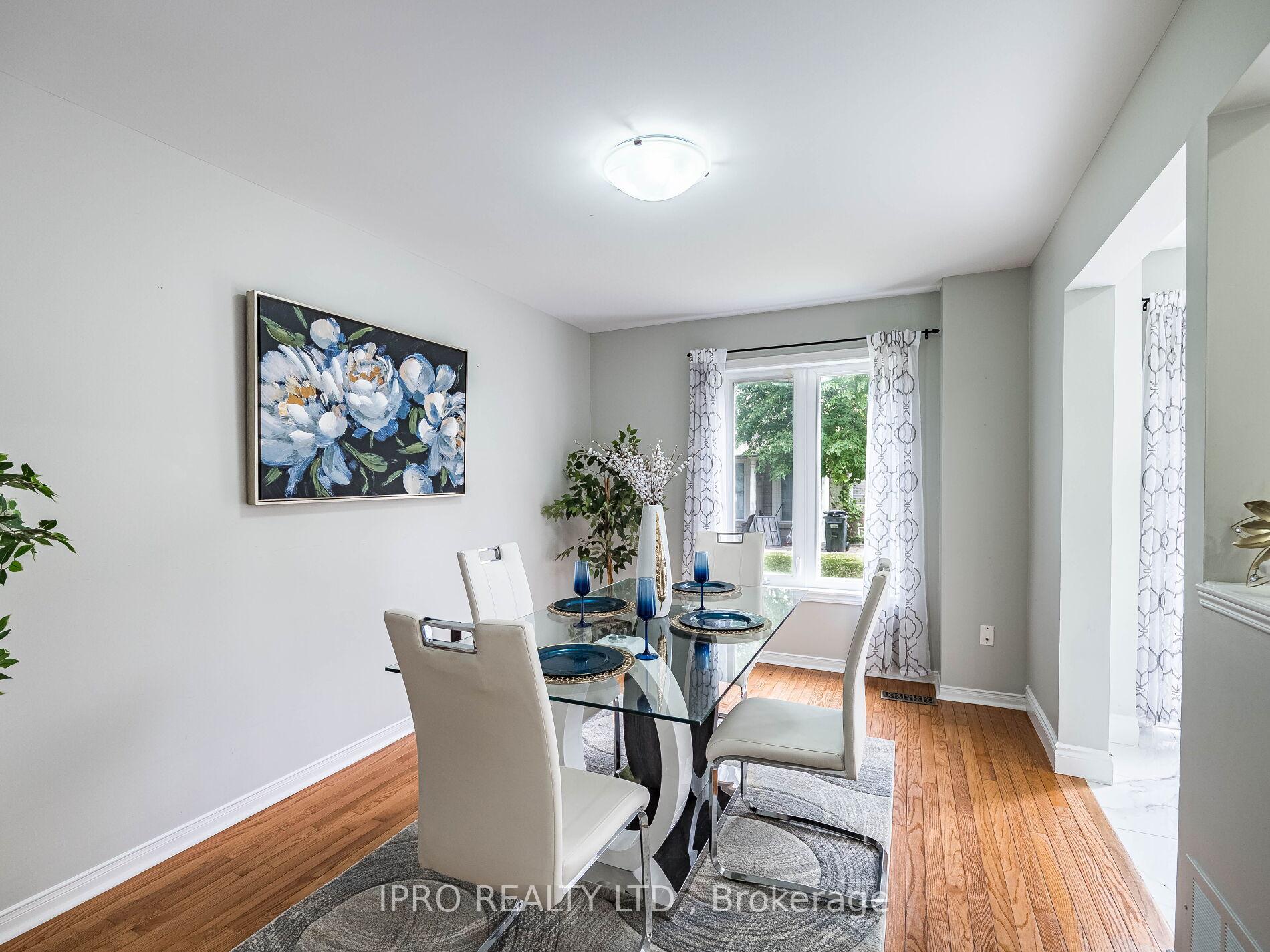 4 Bedrooms Condo at 833 Scollard, Mississauga For sale