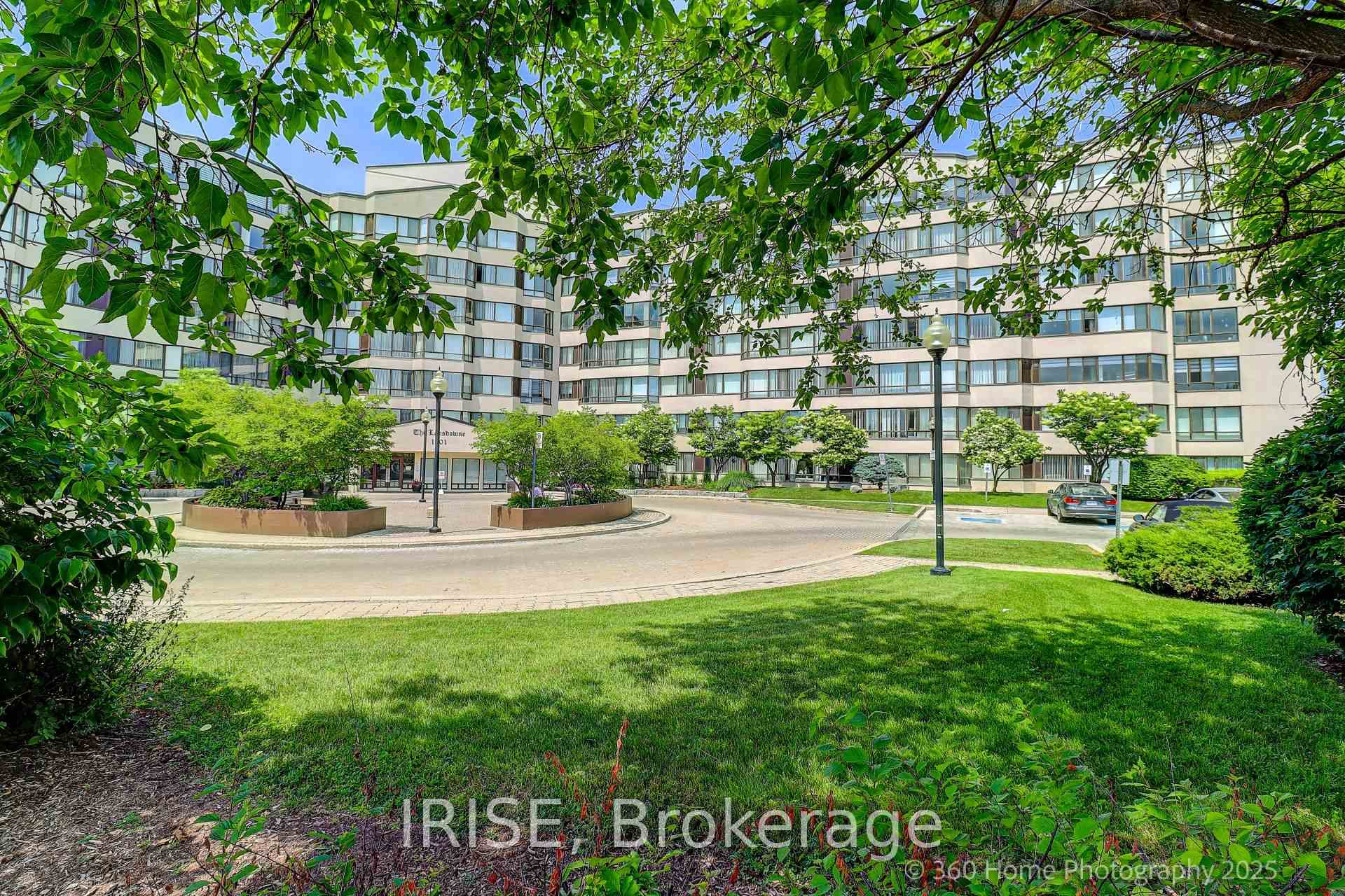 2 Bedrooms Condo at 1001 Cedarglen, Mississauga For sale