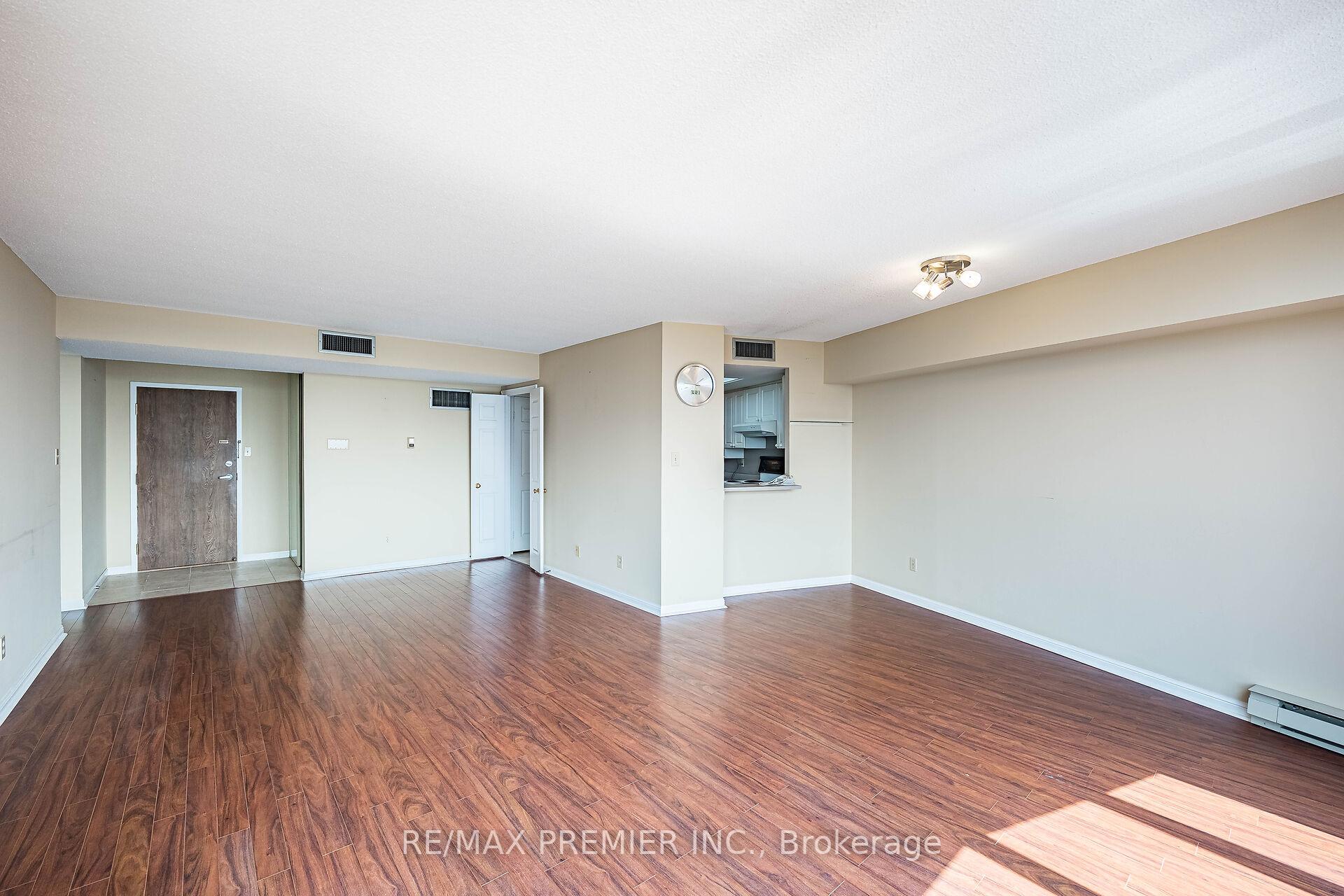 3 Bedrooms Condo at 40 Richview, Toronto For sale