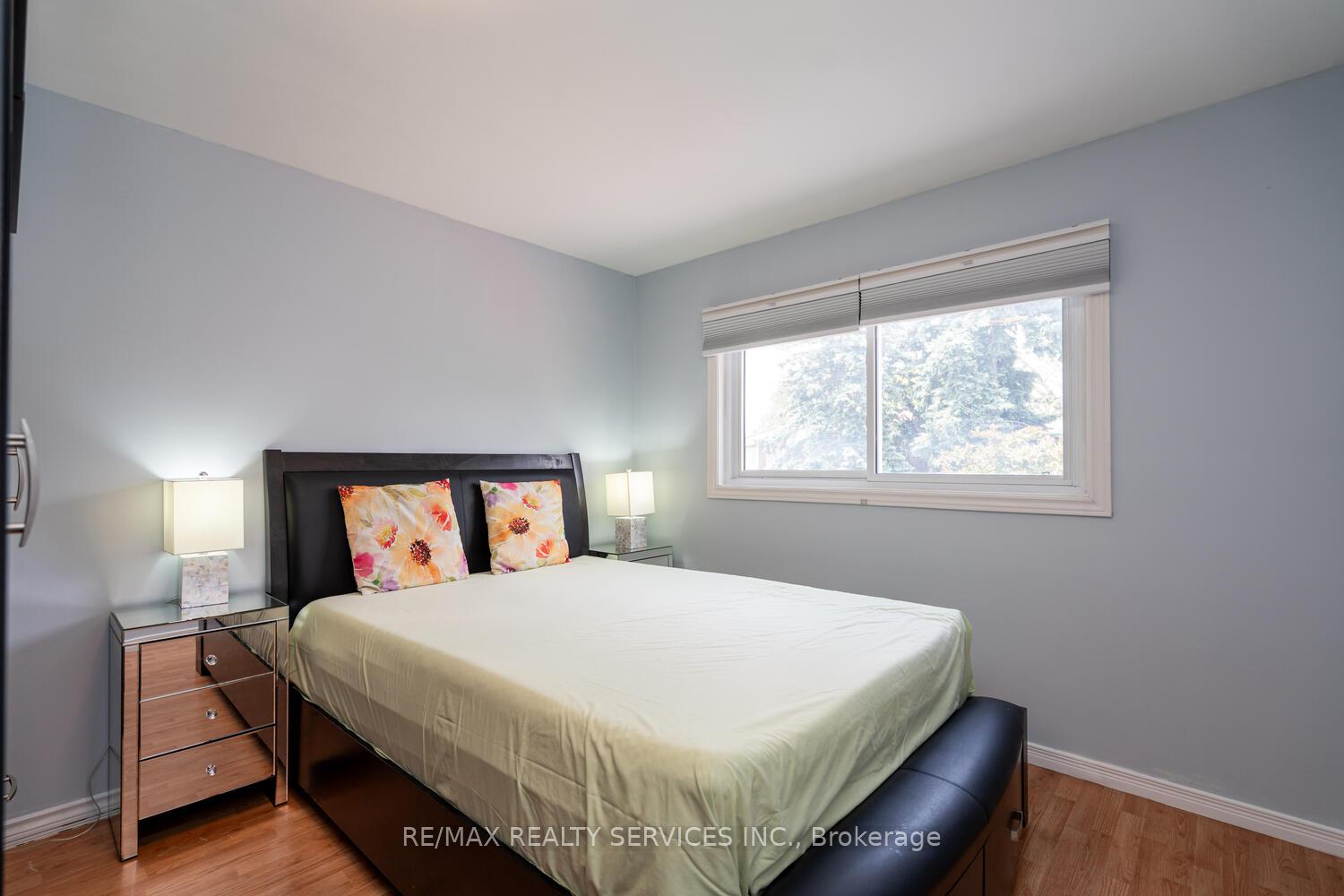 5 Bedrooms Condo at 2825 Gananoque, Mississauga For sale