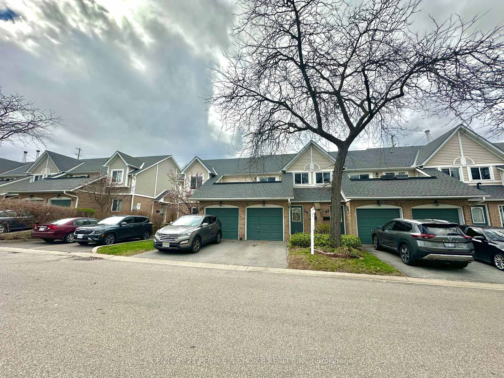 3 Bedrooms Condo at 2530 Northampton, Burlington For sale