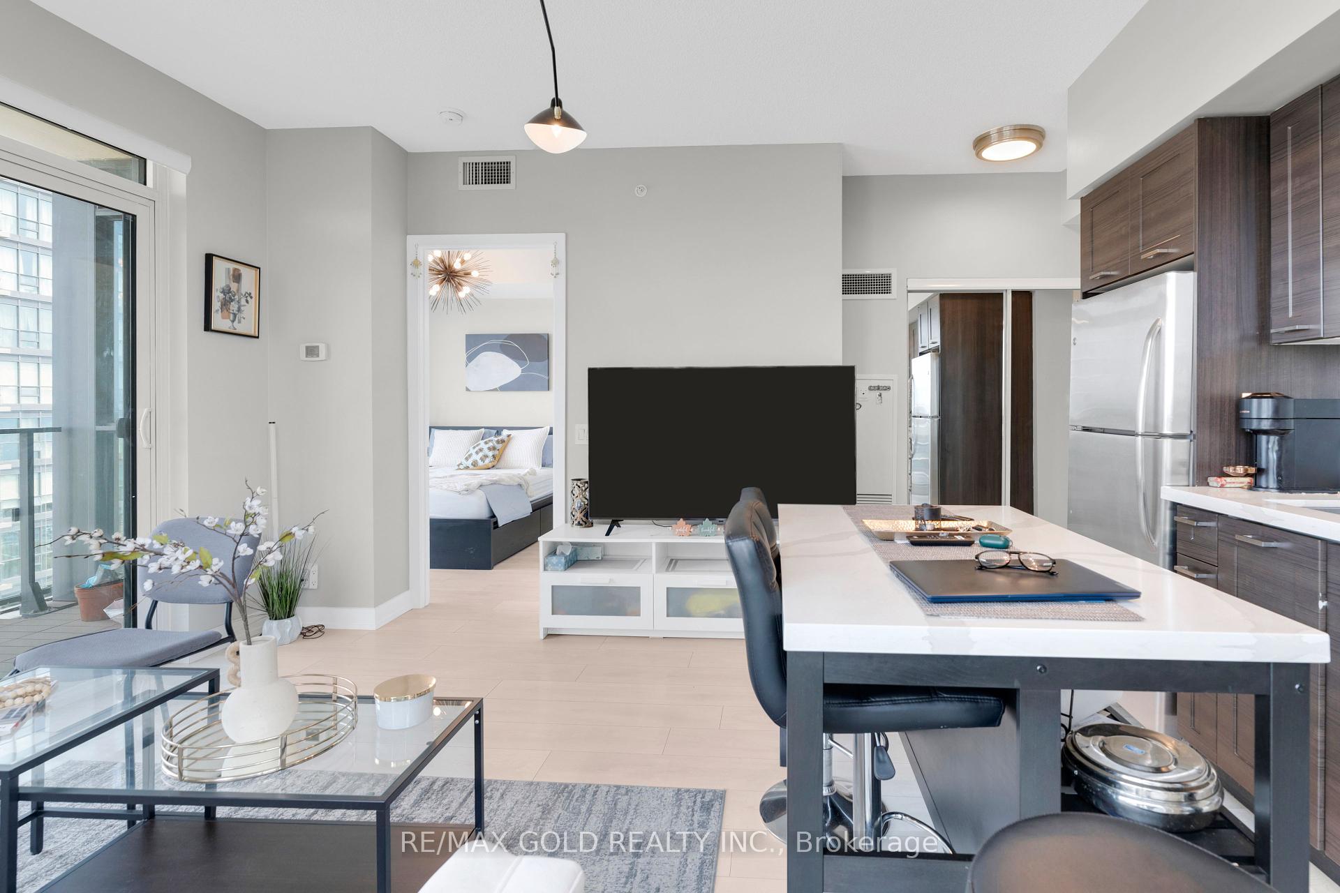 3 Bedrooms Condo at 2212 Lakeshore, Toronto For sale