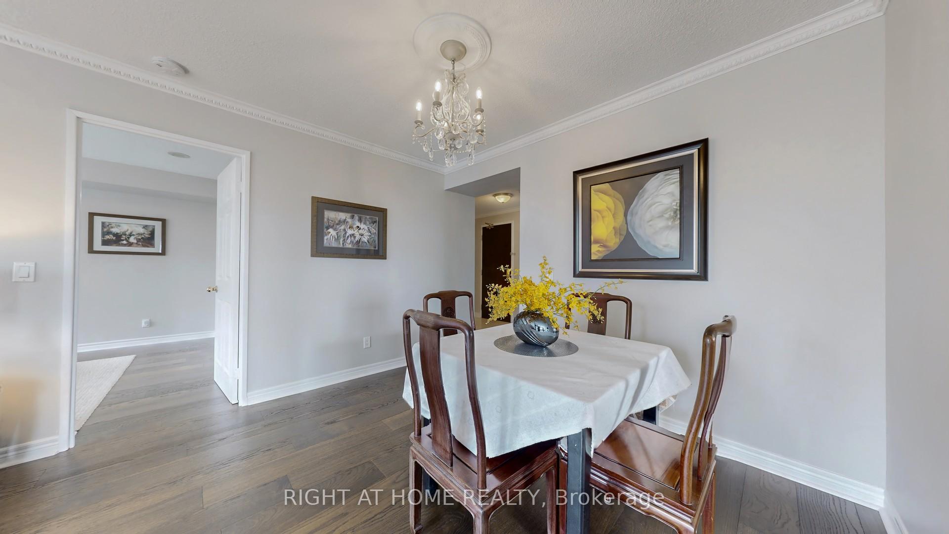 3 Bedrooms Condo at 18 Parkview, Toronto For sale