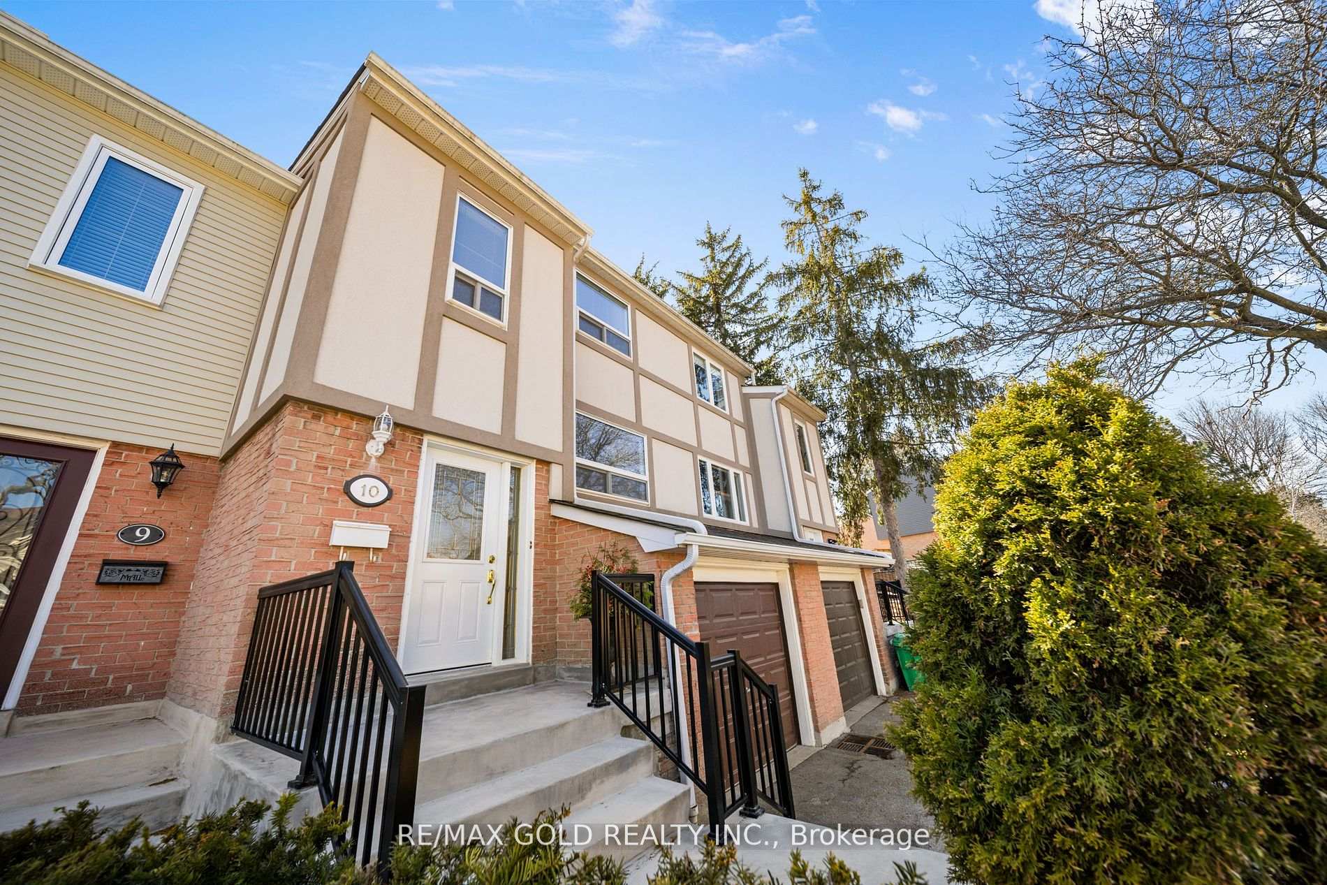 4 Bedrooms Condo at 1050 Shawnmarr, Mississauga For sale
