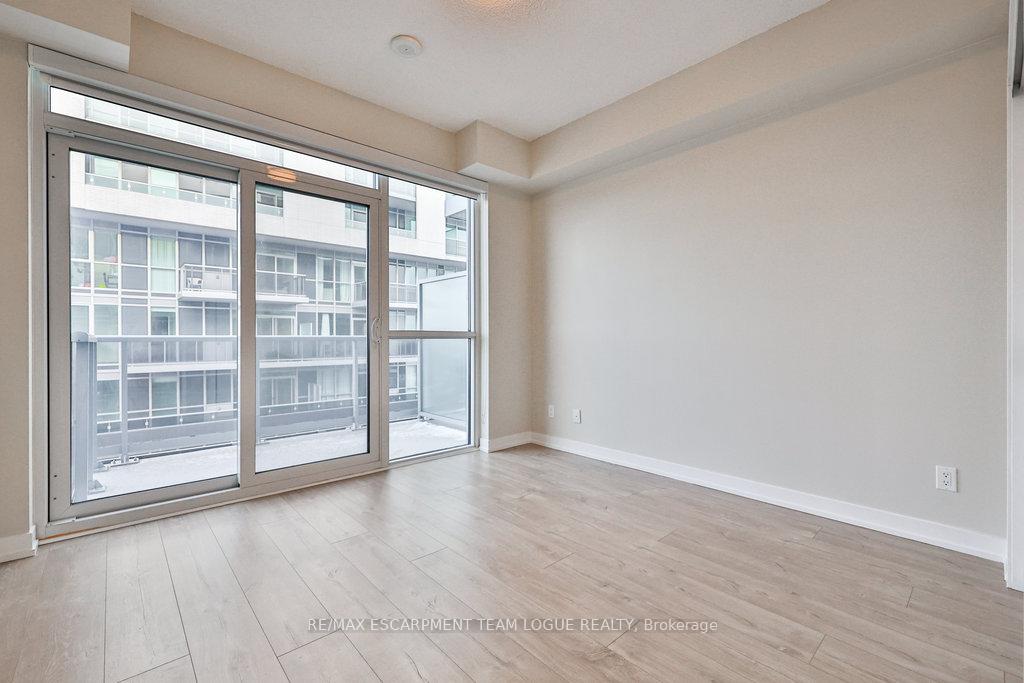 2 Bedrooms Condo at 2081 Fairview,  Burlington For sale