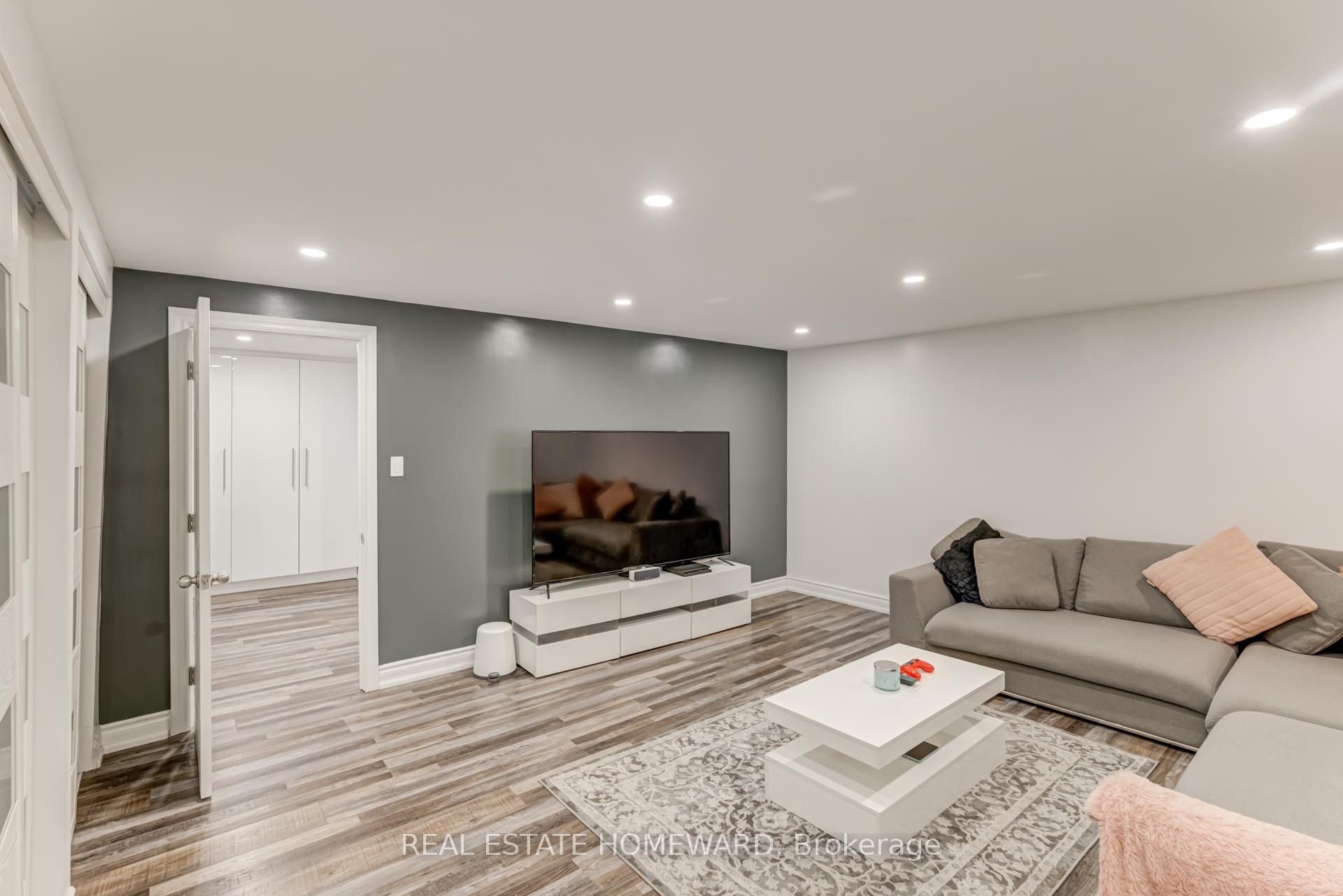 3 Bedrooms Condo at 6540 Falconer, Mississauga For sale