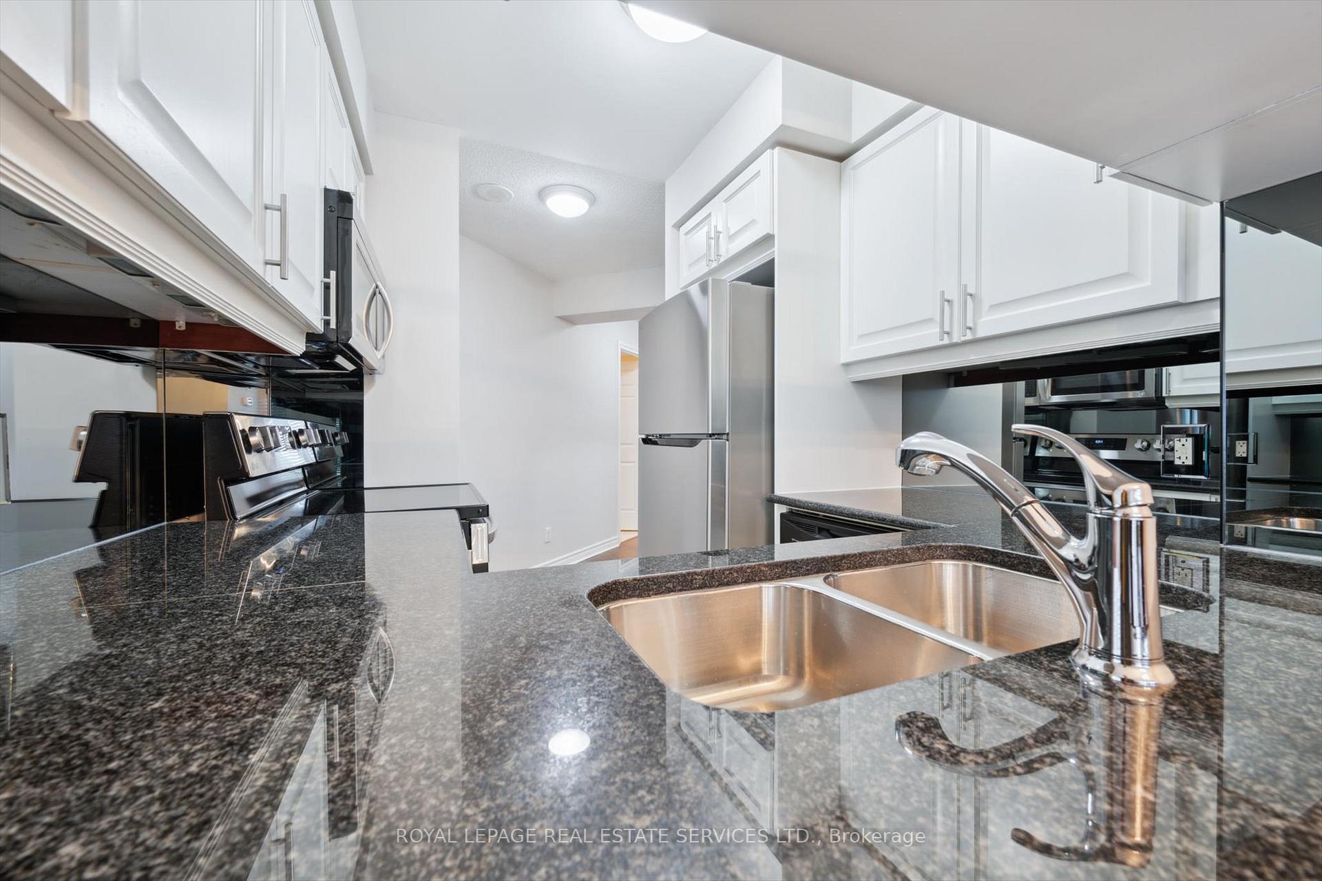 2 Bedrooms Condo at 2325 Central Park, Oakville For sale