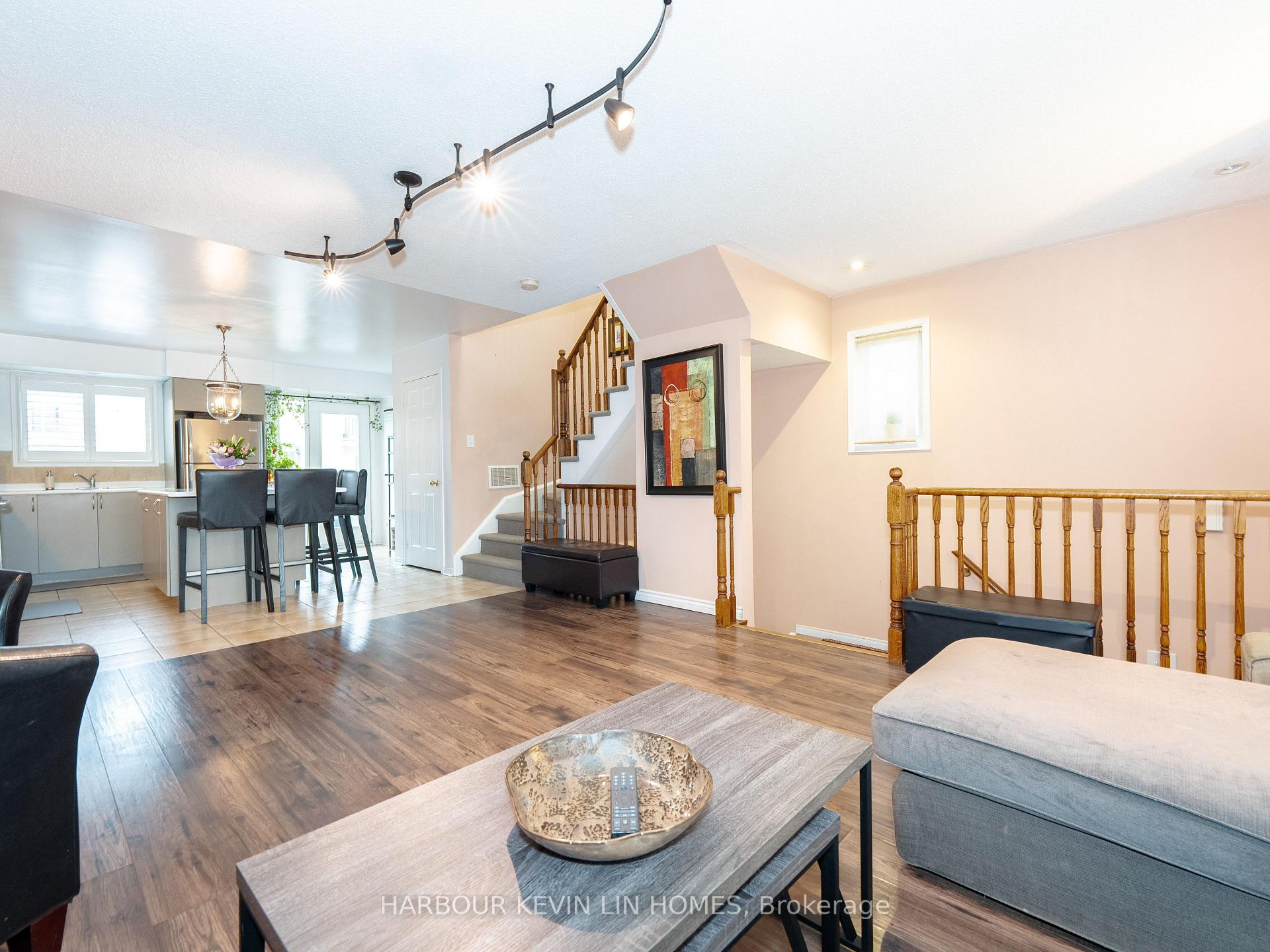 3 Bedrooms Condo at 4975 Southampton, Mississauga For sale