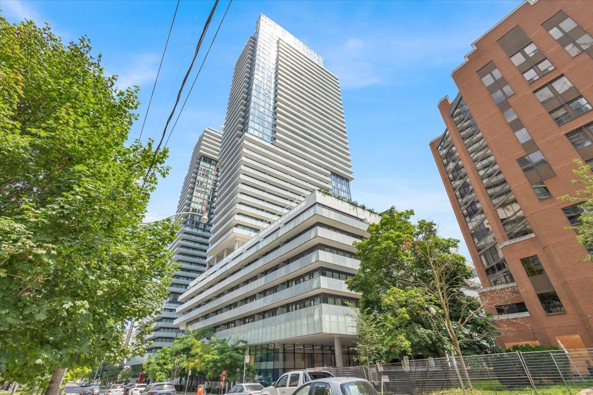 161 Roehampton Avenue 3301