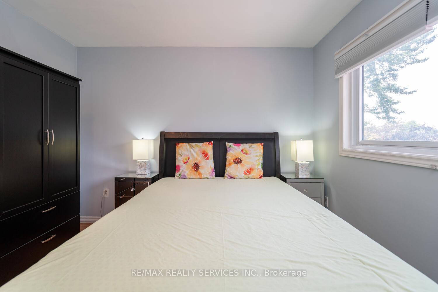 5 Bedrooms Condo at 2825 Gananoque, Mississauga For sale