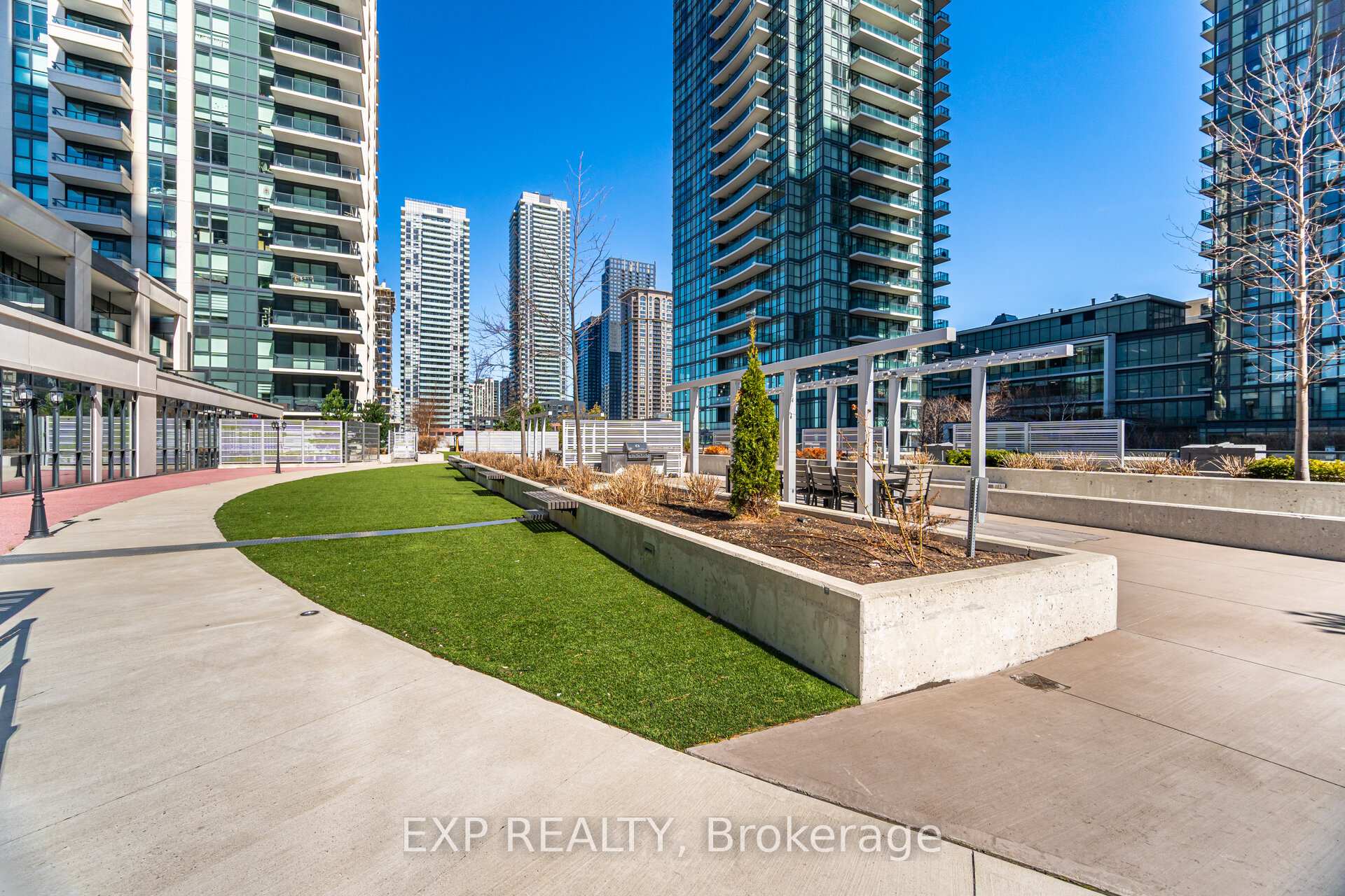 2 Bedrooms Condo at 4055 Parkside Village, Mississauga For sale