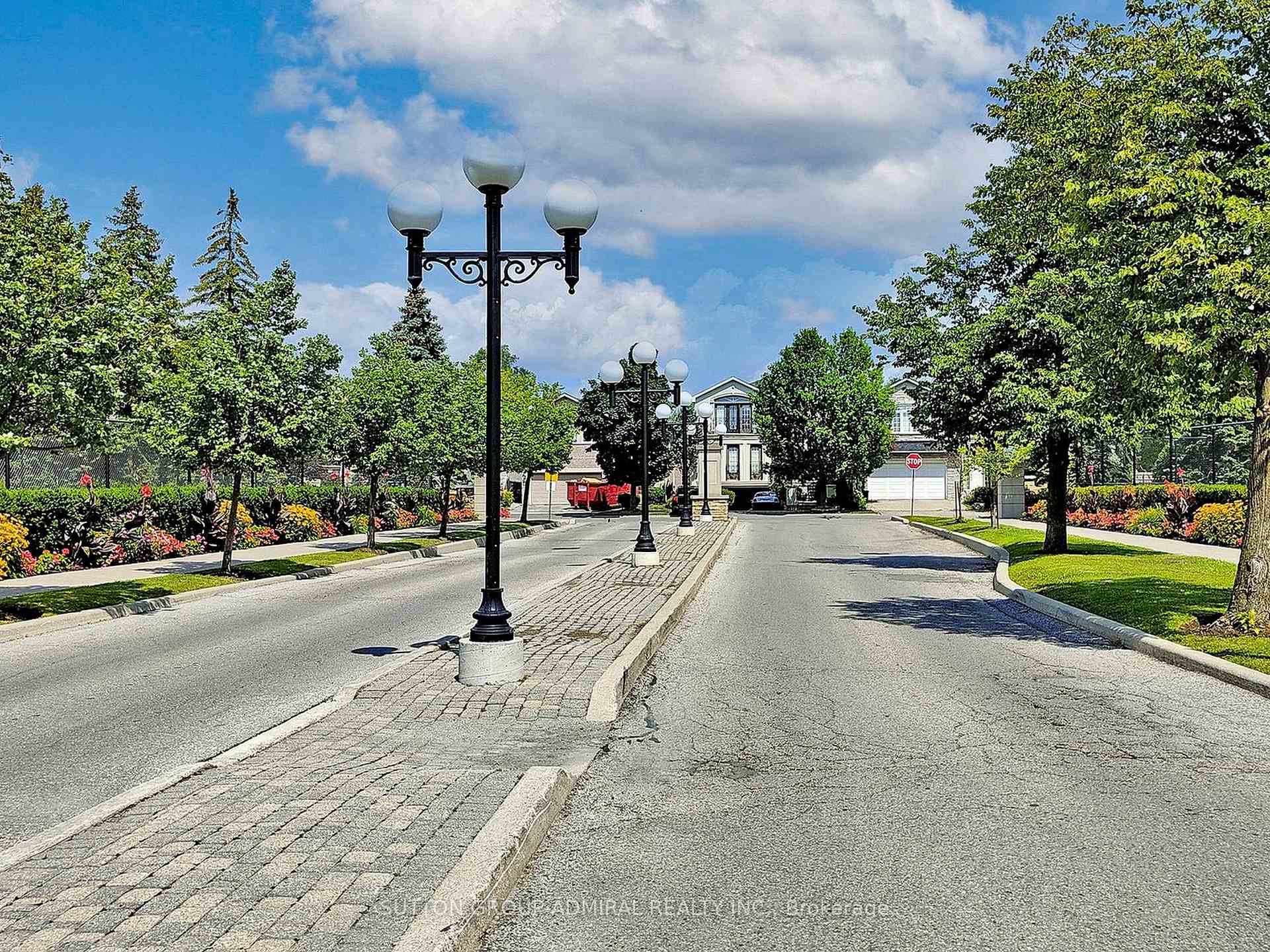 2 Bedrooms Condo at 11 Townsgate,  Vaughan For sale