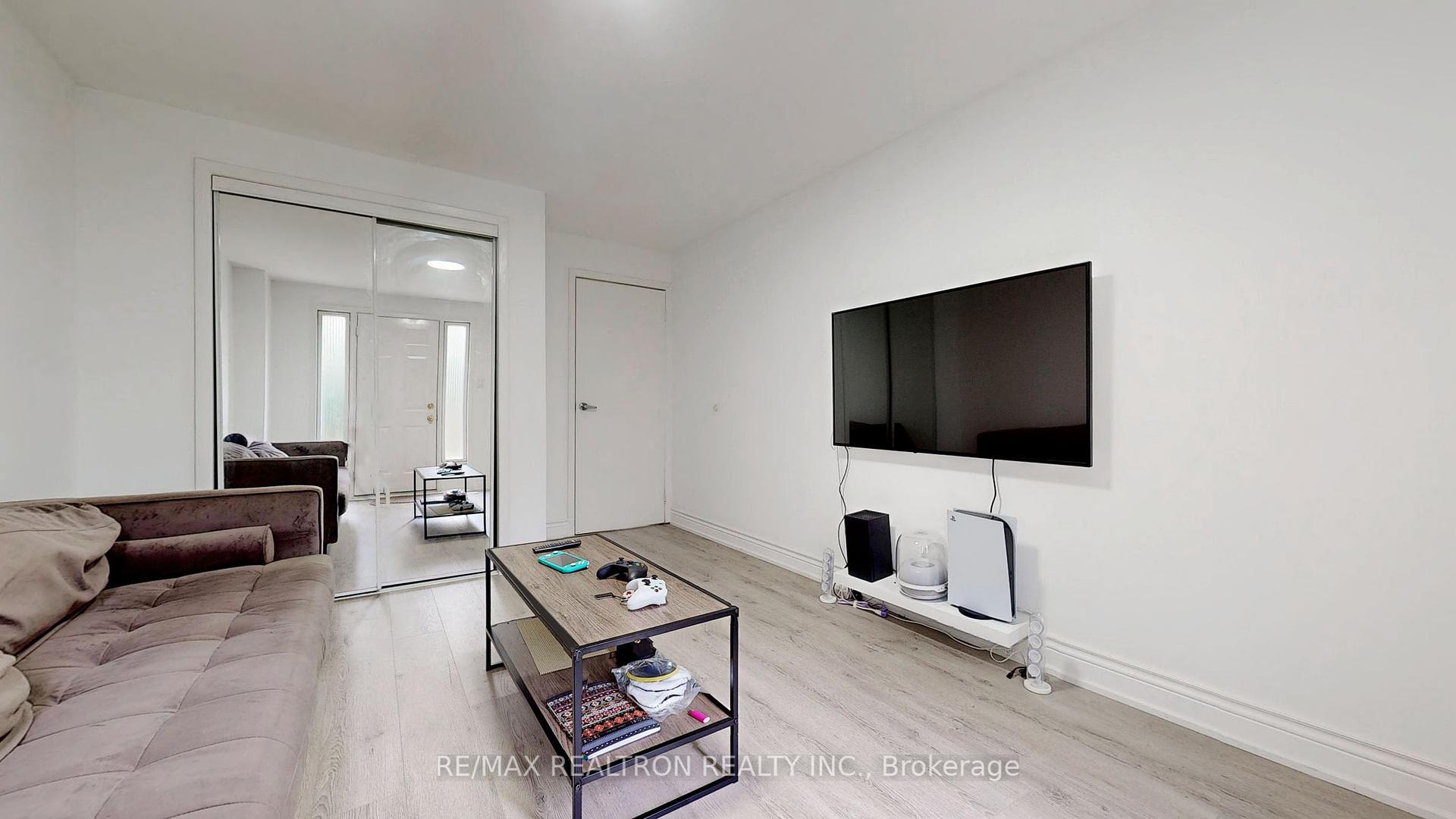 3 Bedrooms Condo at 1894 Kirkwall, Mississauga For sale