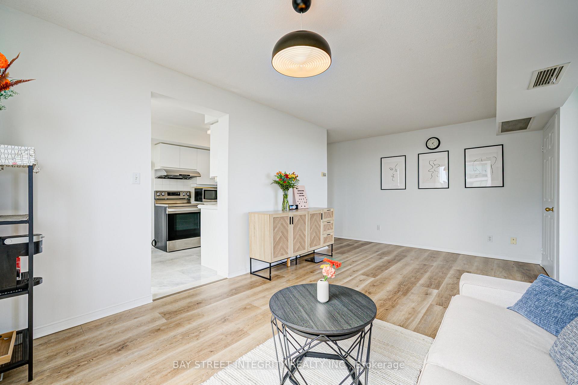 2 Bedrooms Condo at 18 Hillcrest,  Toronto For sale