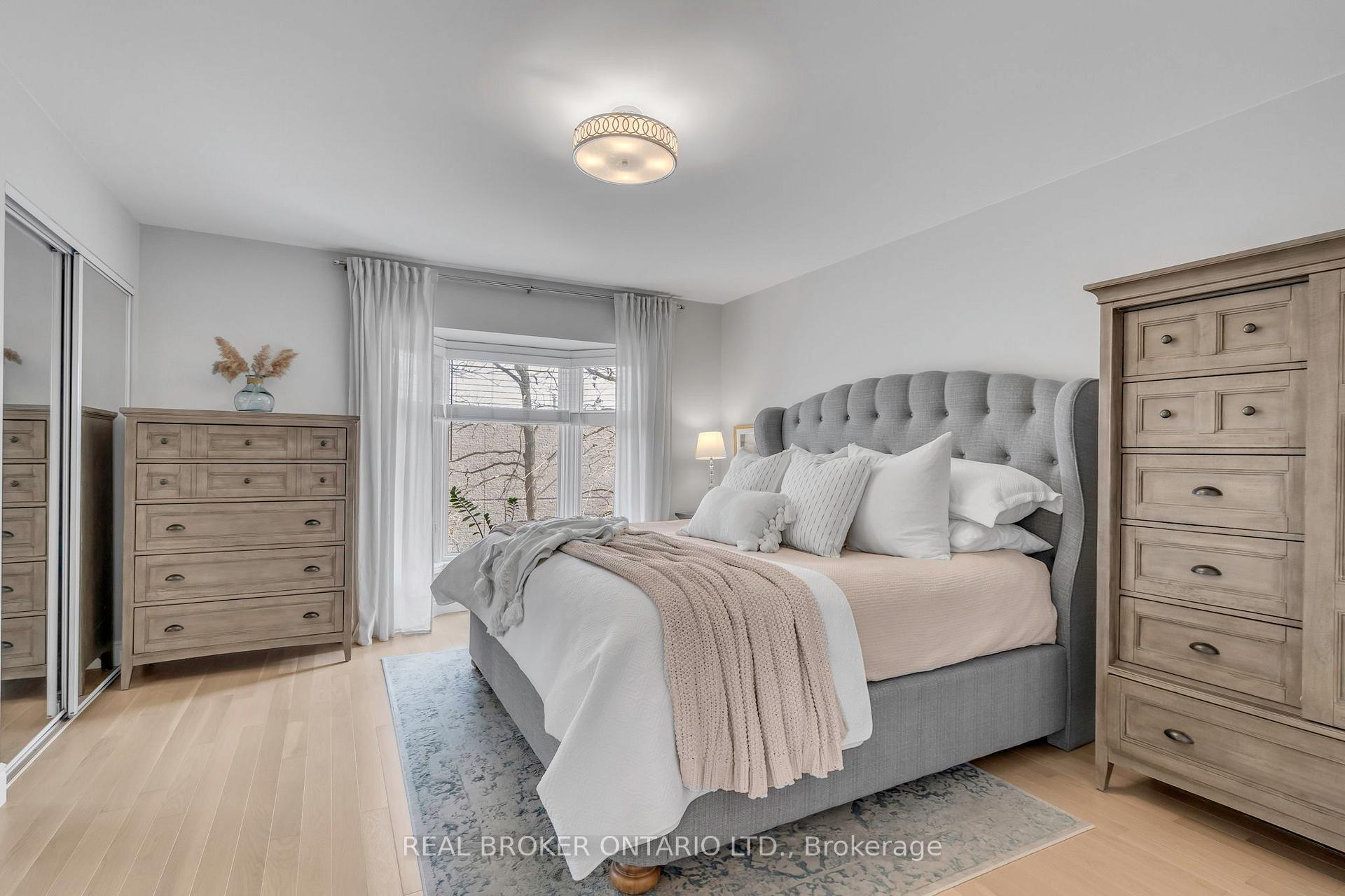 2 Bedrooms Condo at 2015 Cleaver, Burlington For sale