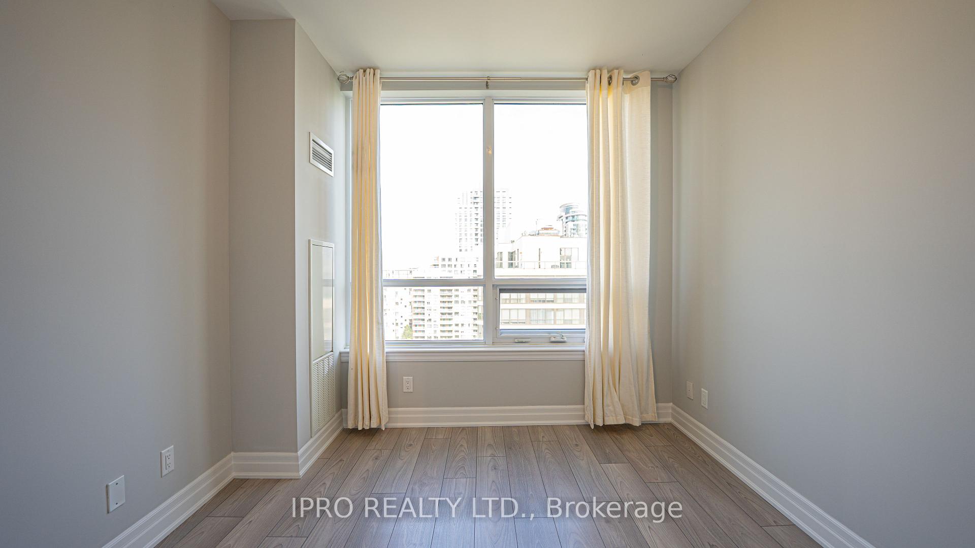 2 Bedrooms Condo at 36 Elm Dr W, Mississauga For sale