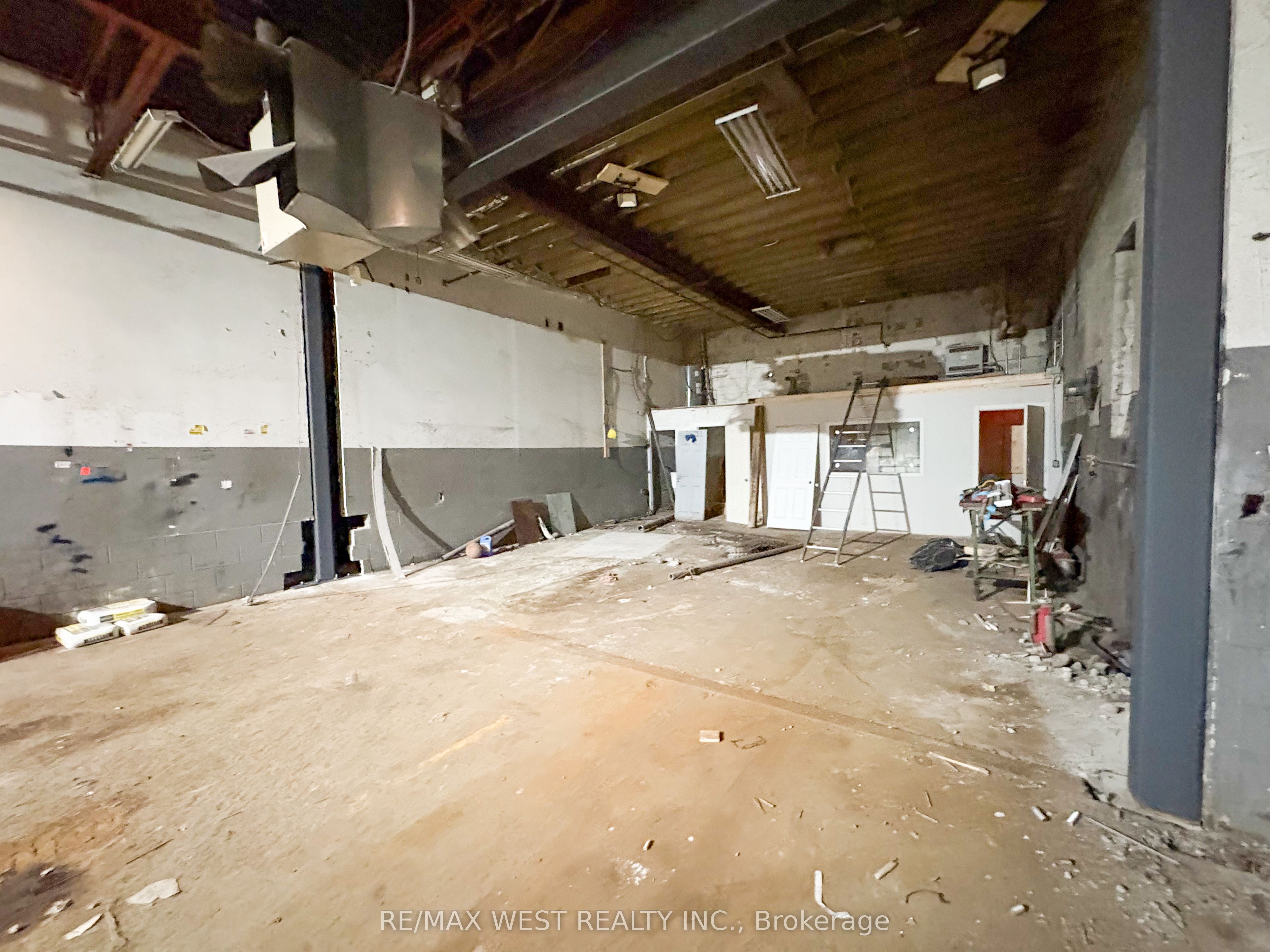 #4 - 12 Milford Avenue, Toronto, ON M6M 2V8