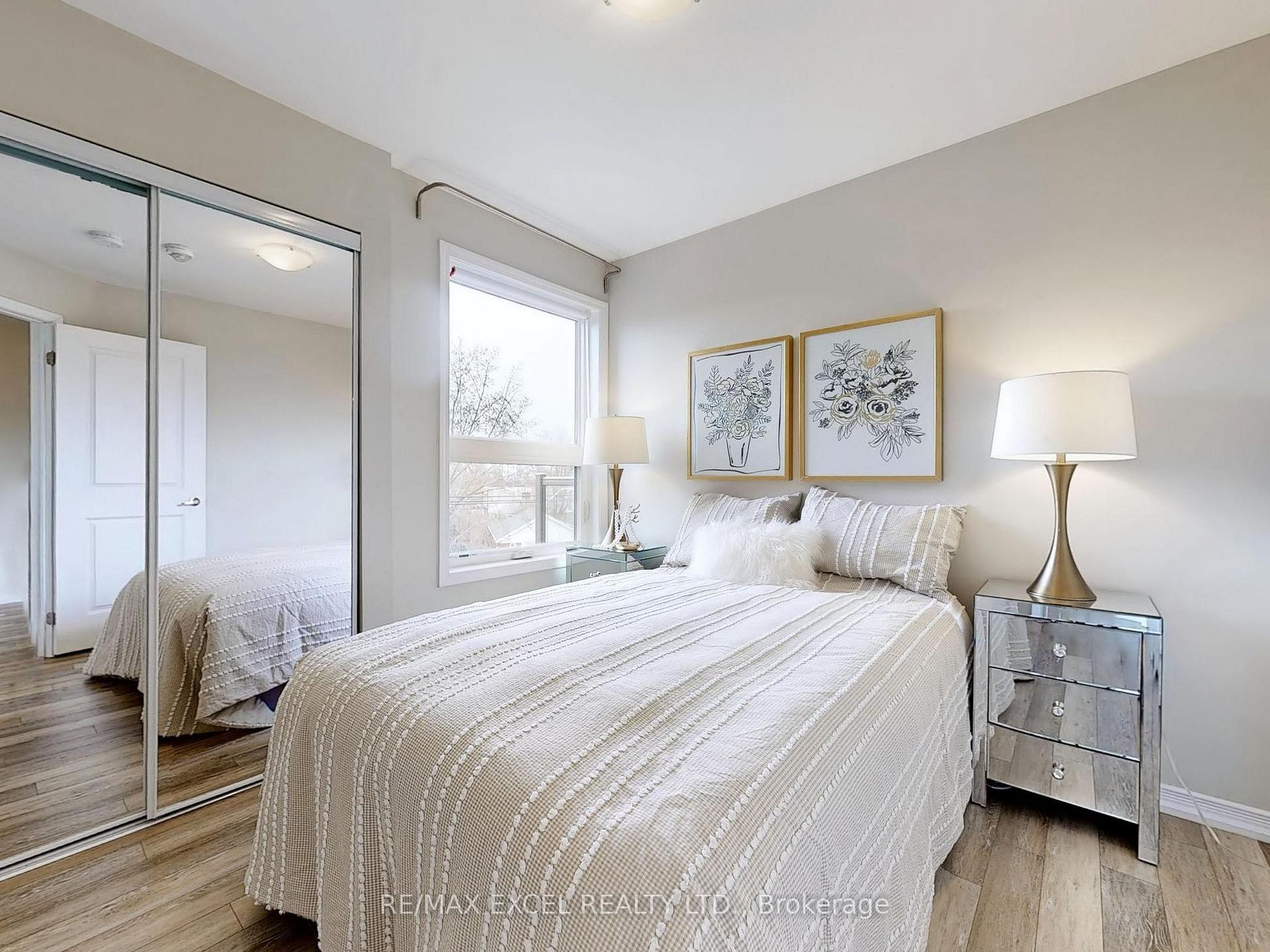 2 Bedrooms Condo at 24 Fieldway,  Toronto For sale