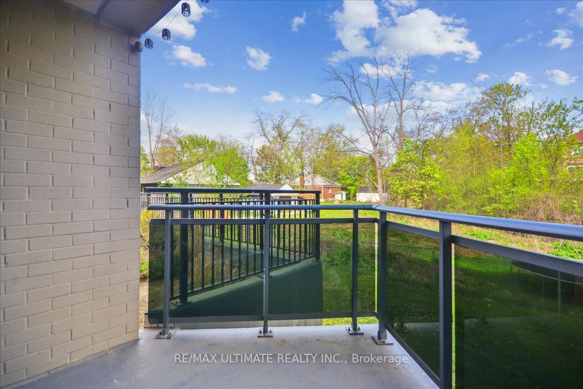 3 Bedrooms Condo at 2001 Bonnymede, Mississauga For sale
