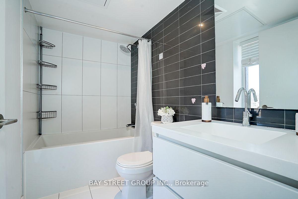 2 Bedrooms Condo at 85 Queens Wharf, Toronto For sale