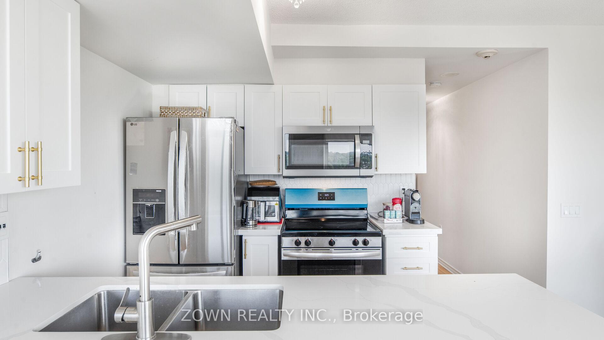 3 Bedrooms Condo at 15 Maplewood, Toronto For sale