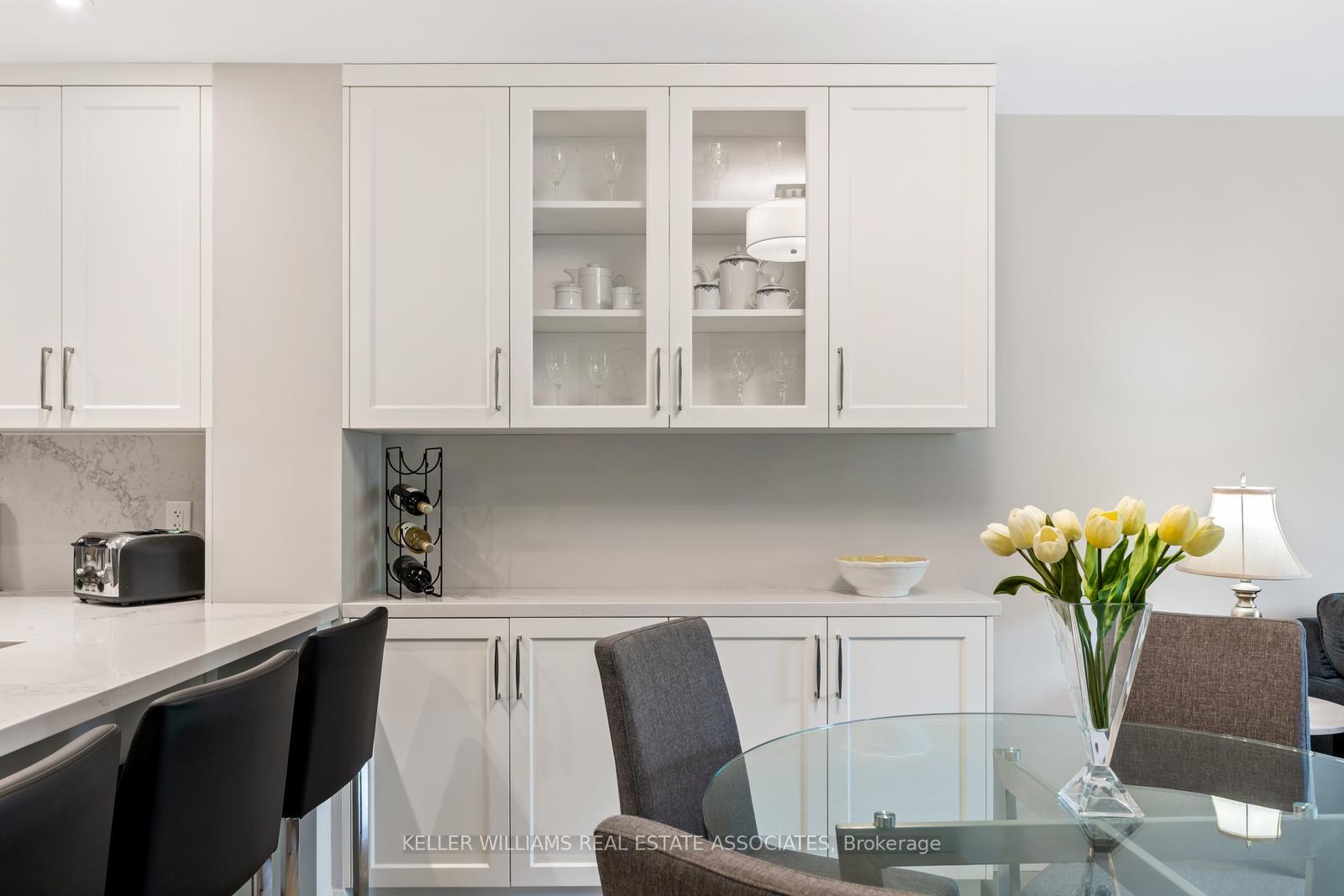 4 Bedrooms Condo at 5025 Four Springs, Mississauga For sale