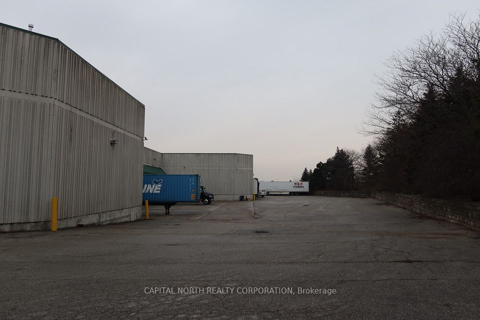 https://trreb-image.ampre.ca/IVPdX5gnKqD3zE9_DbwEtkUm29qTQ-f-aij4h6_eQXY/rs:fit:960:960/wm:.5:so:0:50:.4/wmsh:10/wmt:PHNwYW4gZm9yZWdyb3VuZD0nd2hpdGUnIGZvbnQ9JzY4Jz5DQVBJVEFMIE5PUlRIIFJFQUxUWSBDT1JQT1JBVElPTiwgQnJva2VyYWdlPC9zcGFuPg/L3RycmViL2xpc3RpbmdzLzQwLzcyLzU4LzgwL3AvZjYxMDUyN2QtNDc5MC00NWM2LWJkYTgtY2UxYWZiMzQzNTJjLkpQRw.jpg