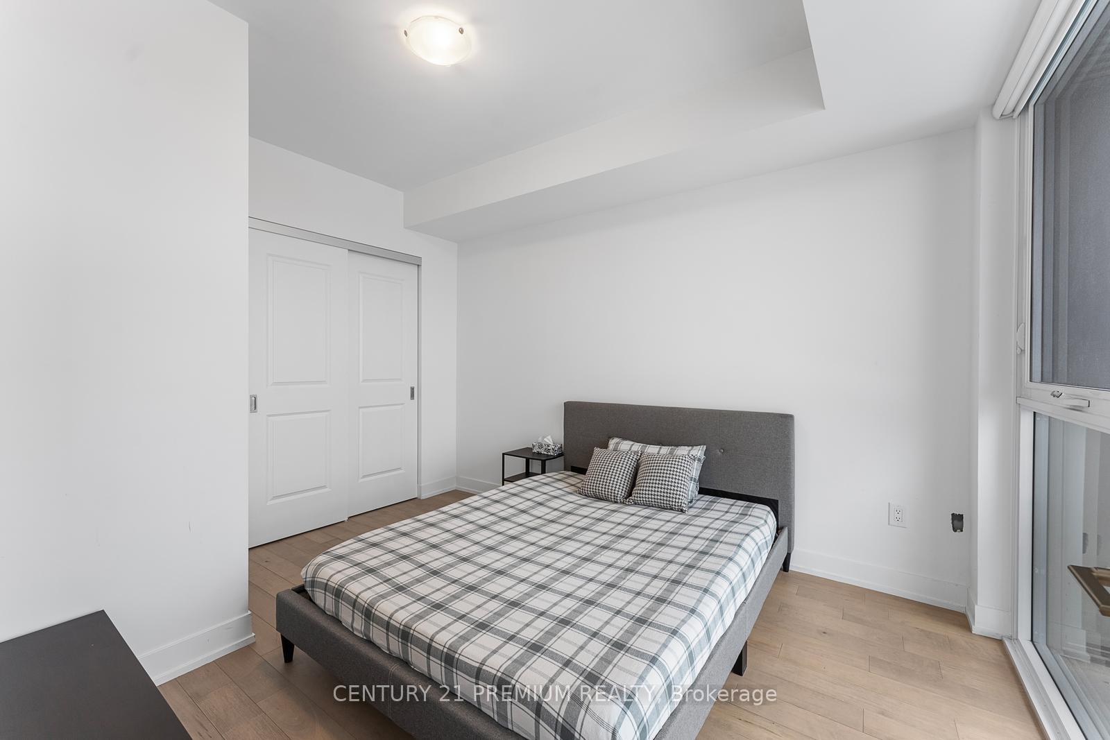 3 Bedrooms Condo at 1063 Douglas Mccurdy Comm, Mississauga For sale