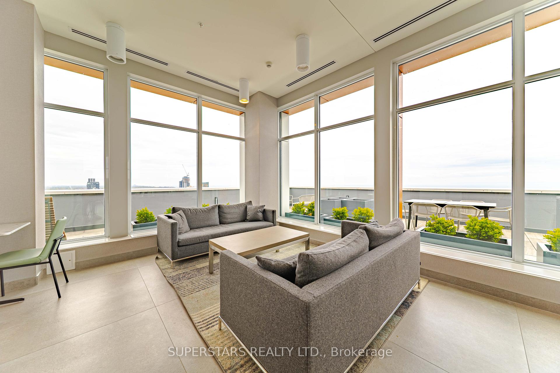 2 Bedrooms Condo at 500 Brock, Burlington For sale
