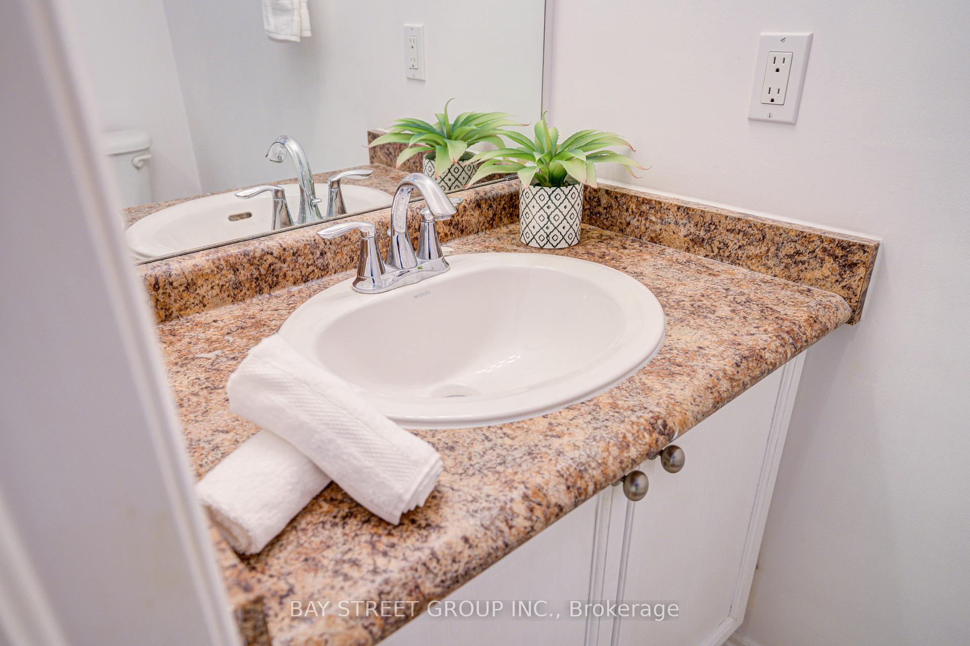 2 Bedrooms Condo at 1085 Harrogate, Hamilton For sale
