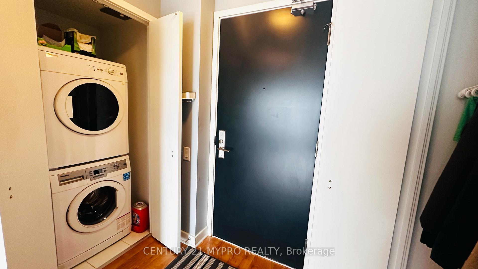 2 Bedrooms Condo at 290 Adelaide,  Toronto For sale