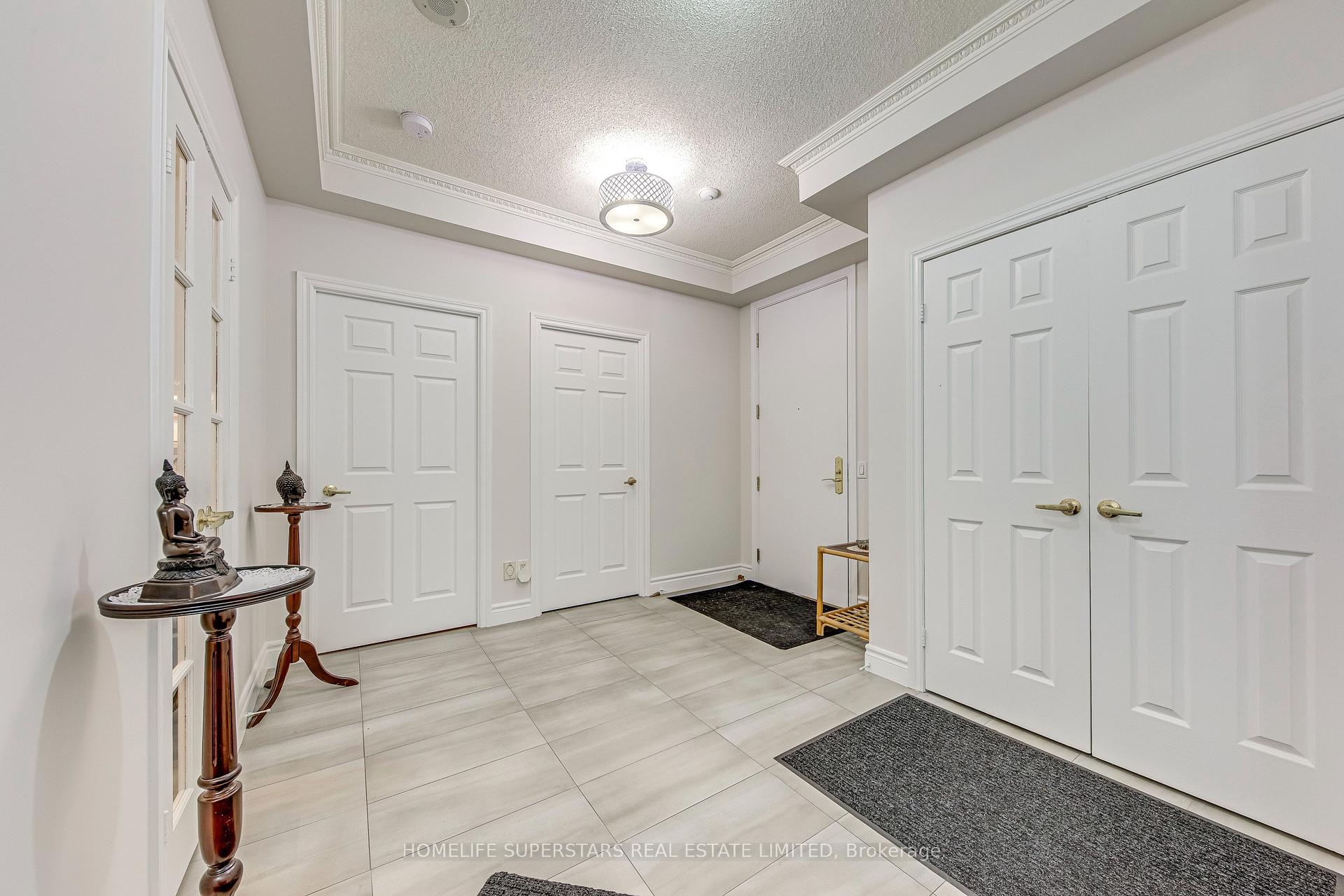 3 Bedrooms Condo at 25 Kingsbridge Garden, Mississauga For sale