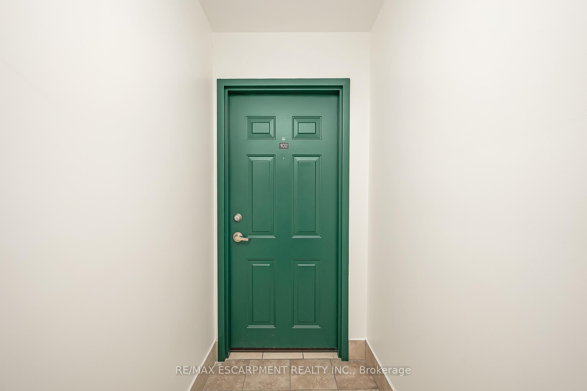 2 Bedrooms Condo at 28 Victoria, Hamilton For sale