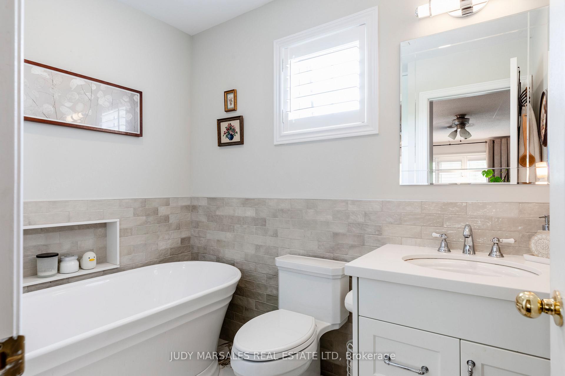 3 Bedrooms Condo at 100 Beddoe, Hamilton For sale