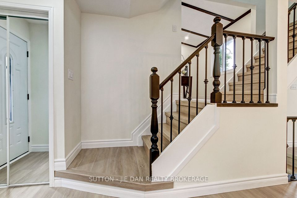 1655 ATTAWANDARON Road, London North, ON N6G 3M5