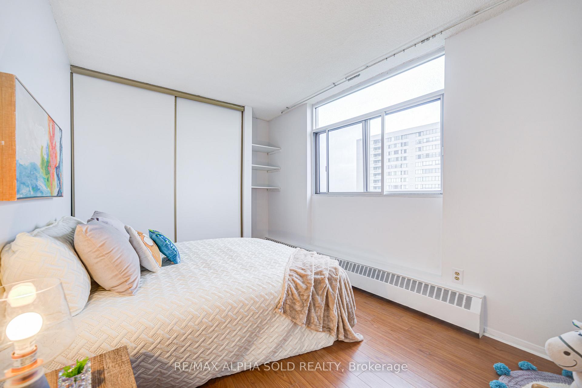 3 Bedrooms Condo at 100 Echo Point, Toronto For sale