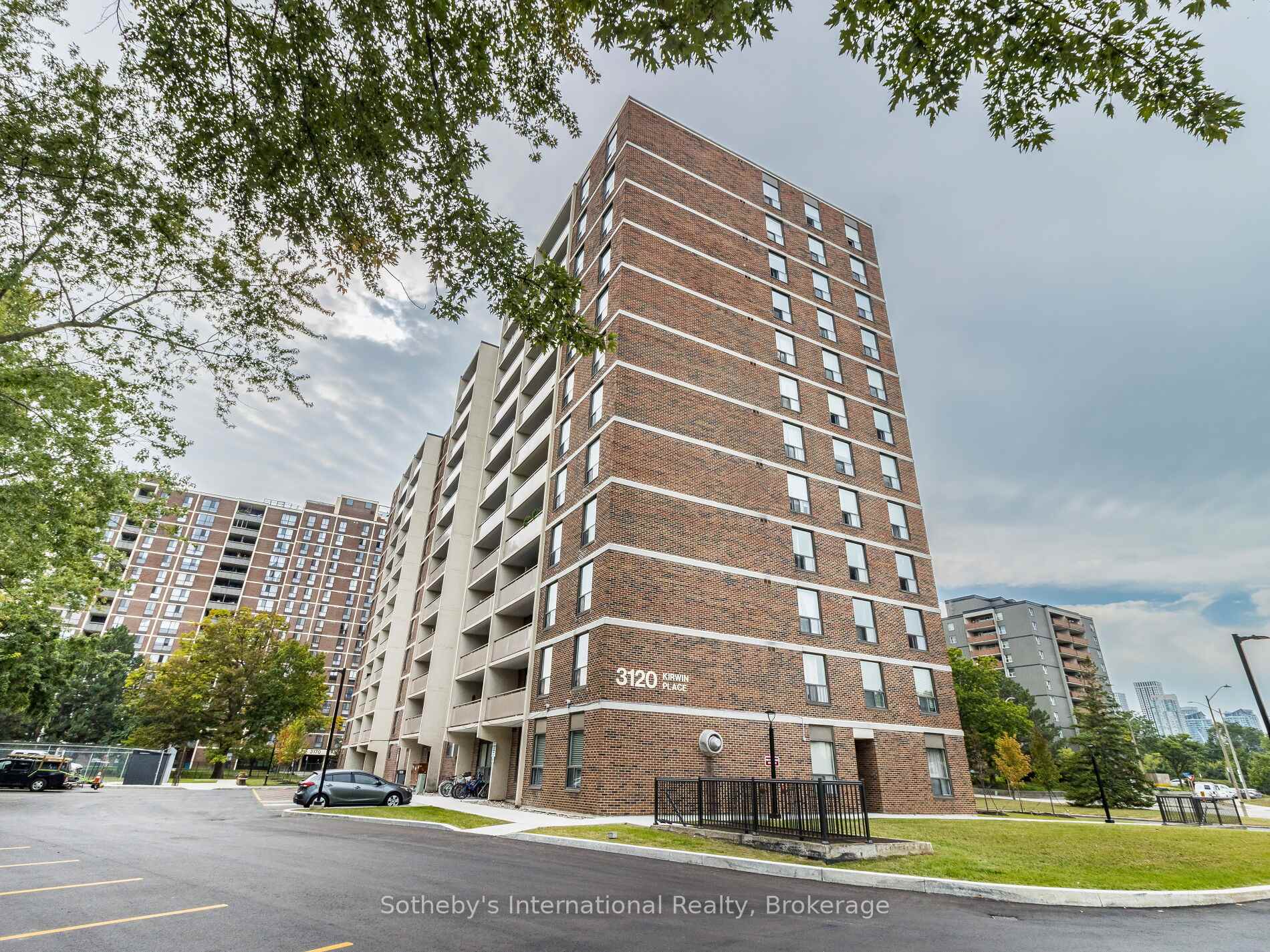 3 Bedrooms Condo at 3120 Kirwin,  Mississauga For sale
