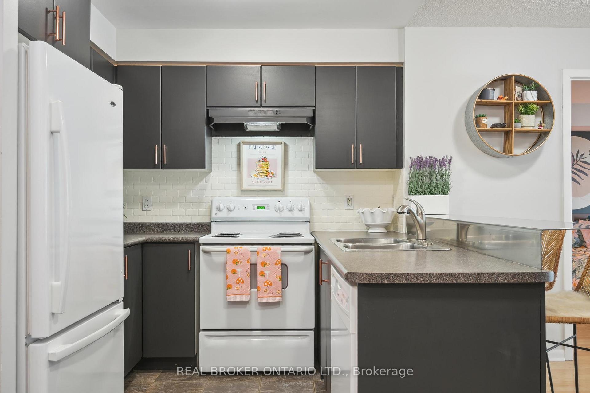 3 Bedrooms Condo at 185 Legion, Toronto For sale