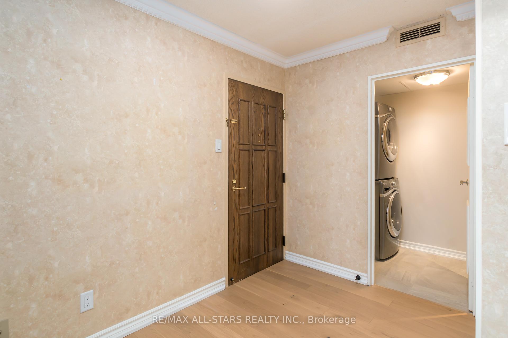 1 Bedroom Condo at 55 Harbour, Toronto For sale