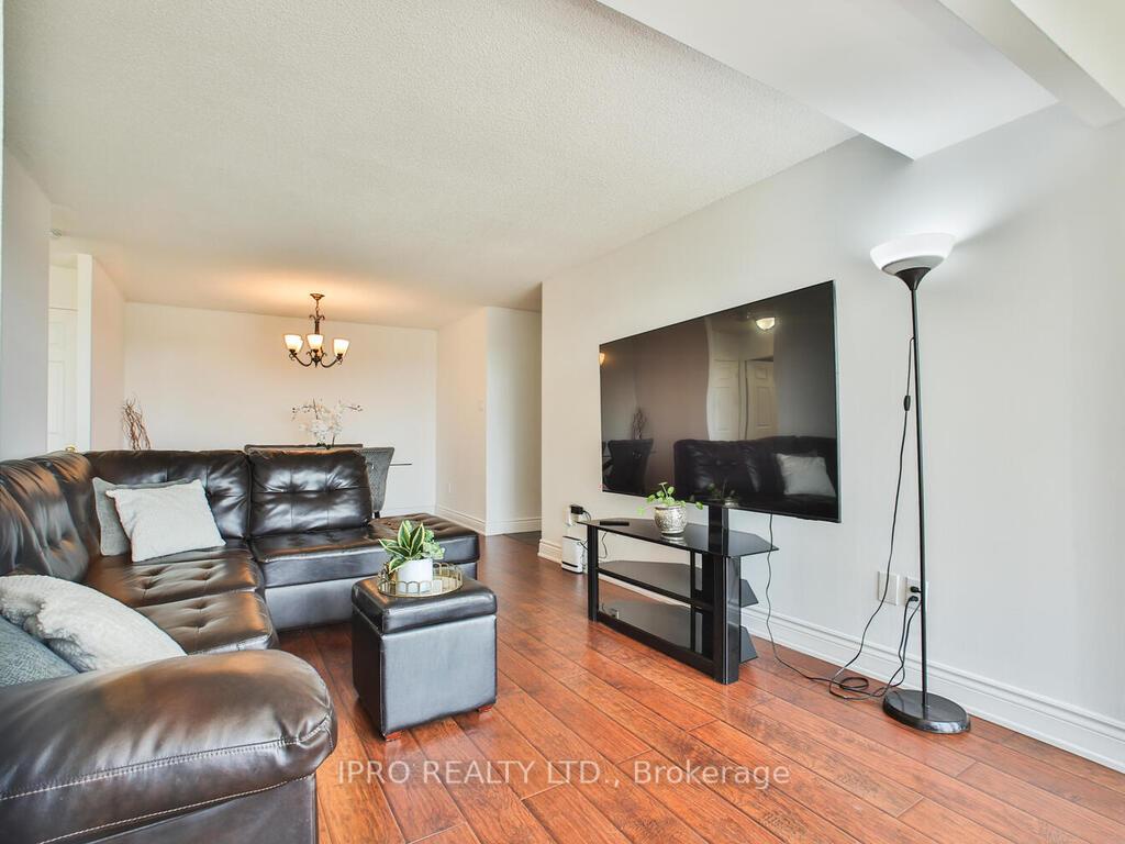 3 Bedrooms Condo at 330 Rathburn, Mississauga For sale