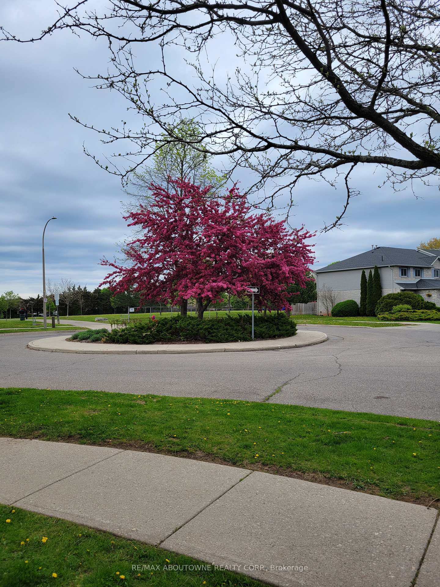 3 Bedrooms Condo at 1 Royalwood, Hamilton For sale