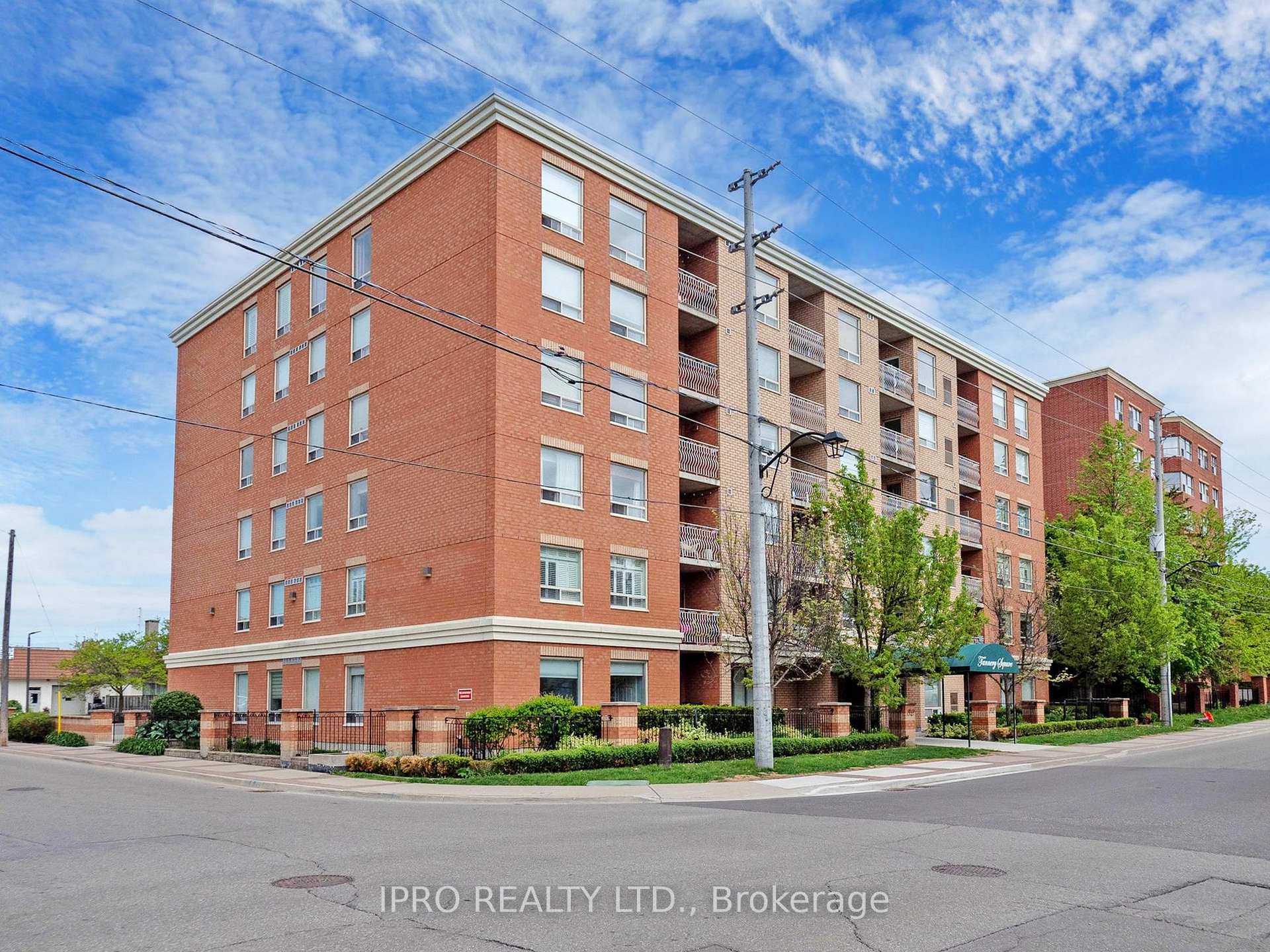 2 Bedrooms Condo at 32 Tannery, Mississauga For sale